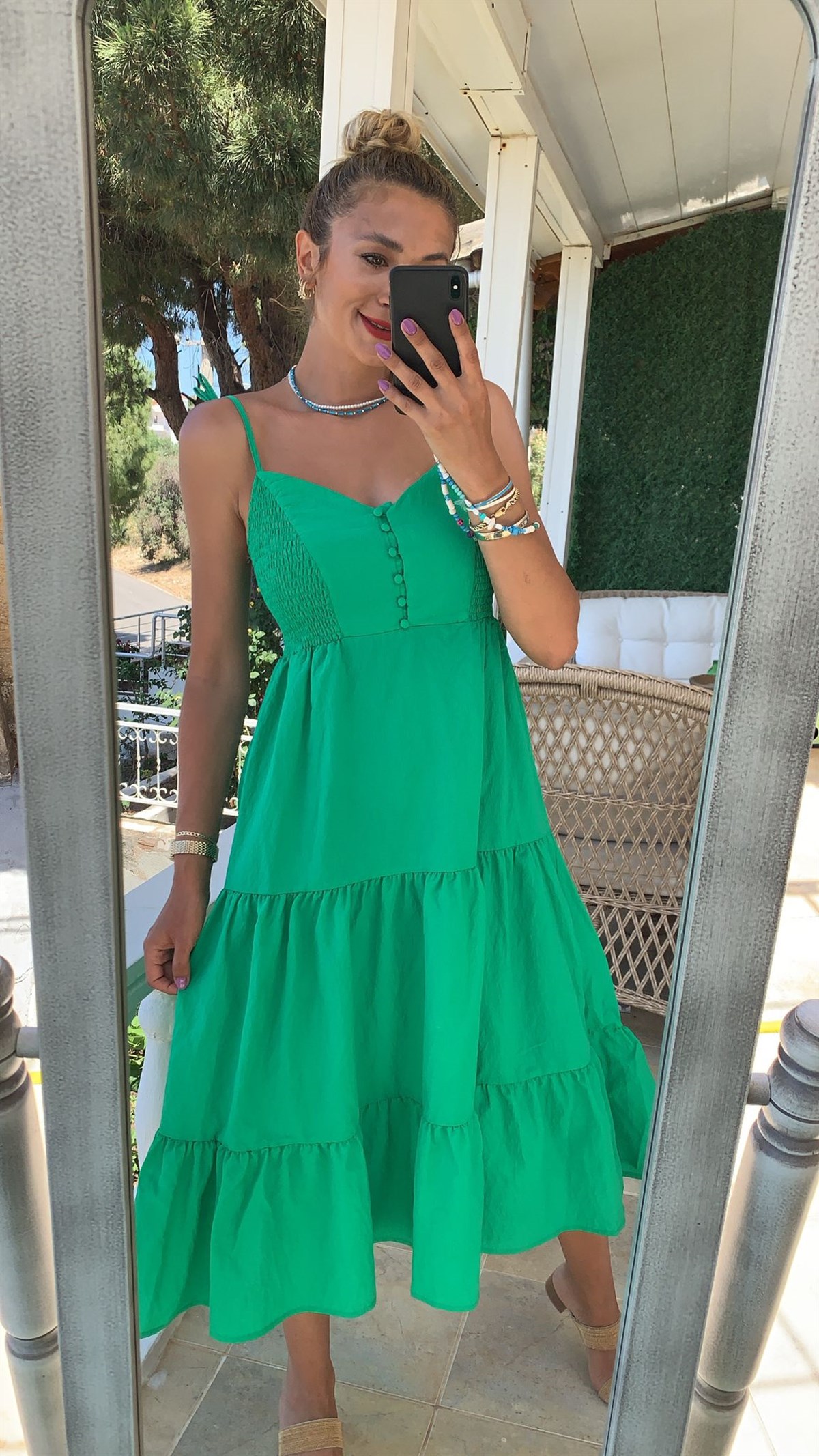 Yeşil askılı elbise