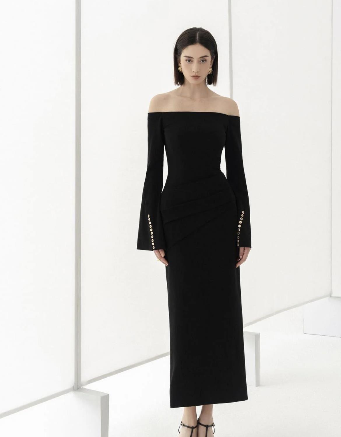 Siyah Drapeli Düşük Omuz Tasarım Elbise