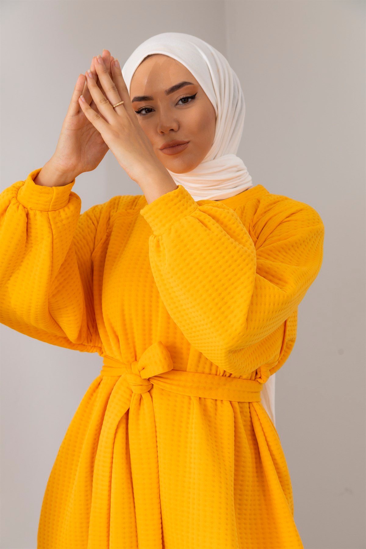 Seyyar Kemerli Sarı Elbise