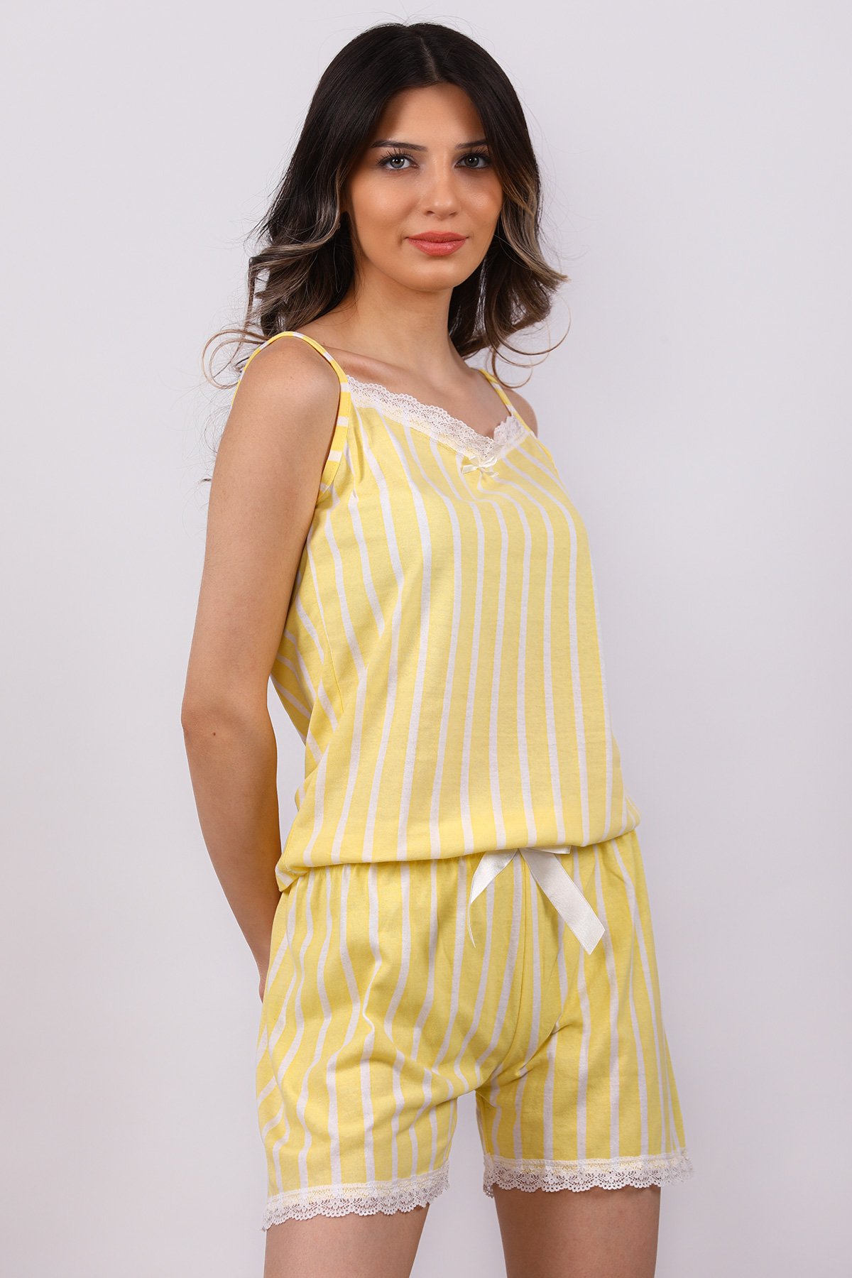 Kadın İnce Askılı Çizgi Desenli Şortlu Pijama Takımı Sarı 499829 - tozlu.com