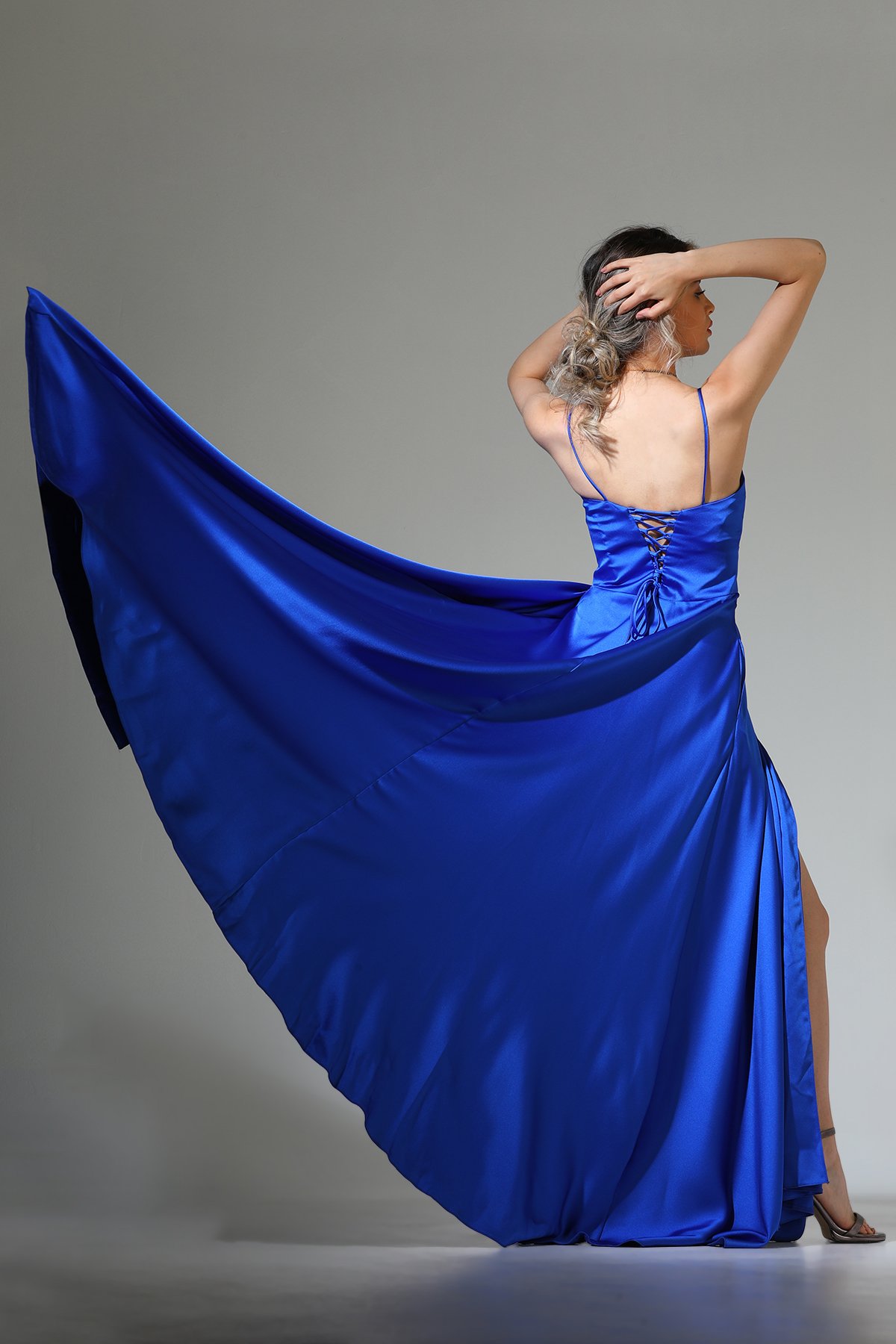 Mişhar İtalia Kadın İp Askılı Yırtmaç Detaylı Uzun Saten Abiye Elbise  SaksMavisi 502096 - tozlu.com