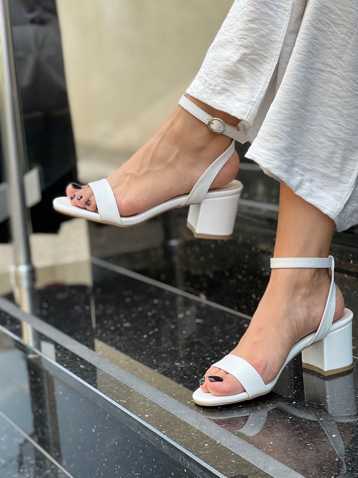 Karmen Beyaz Bilekten Tokalı Tek Bant Kadın Topuklu Ayakkabı