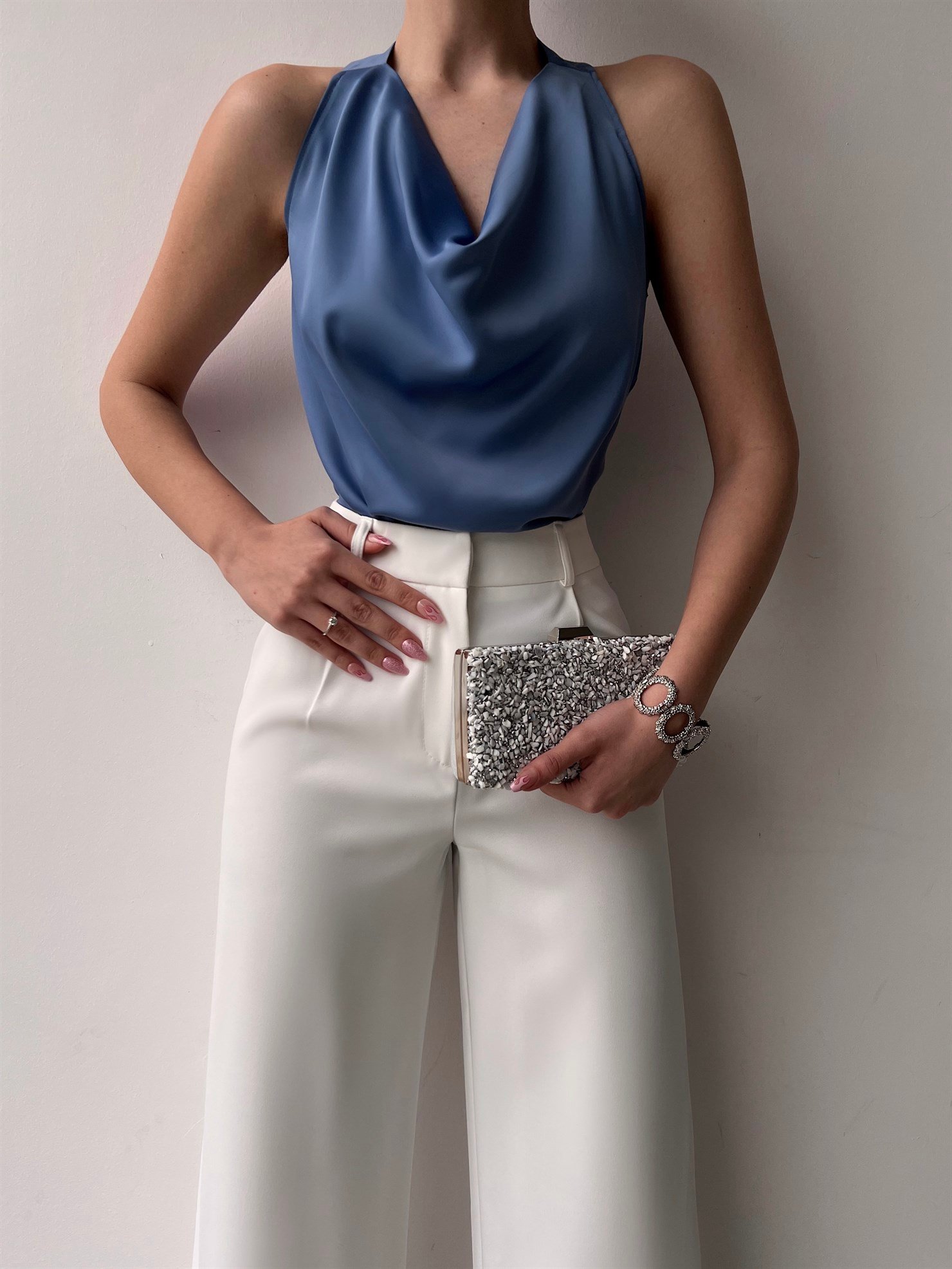 Dökümlü Yaka Sırt Dekolte Zincir Detayı Jewel Kadın Mavi Bluz 22Y000157