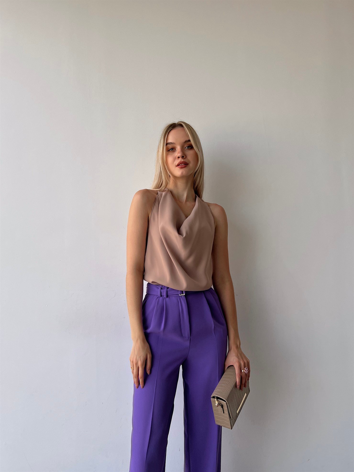 Dökümlü Yaka Sırt Dekolte Zincir Detayı Jewel Kadın Vizon Bluz 22Y000157