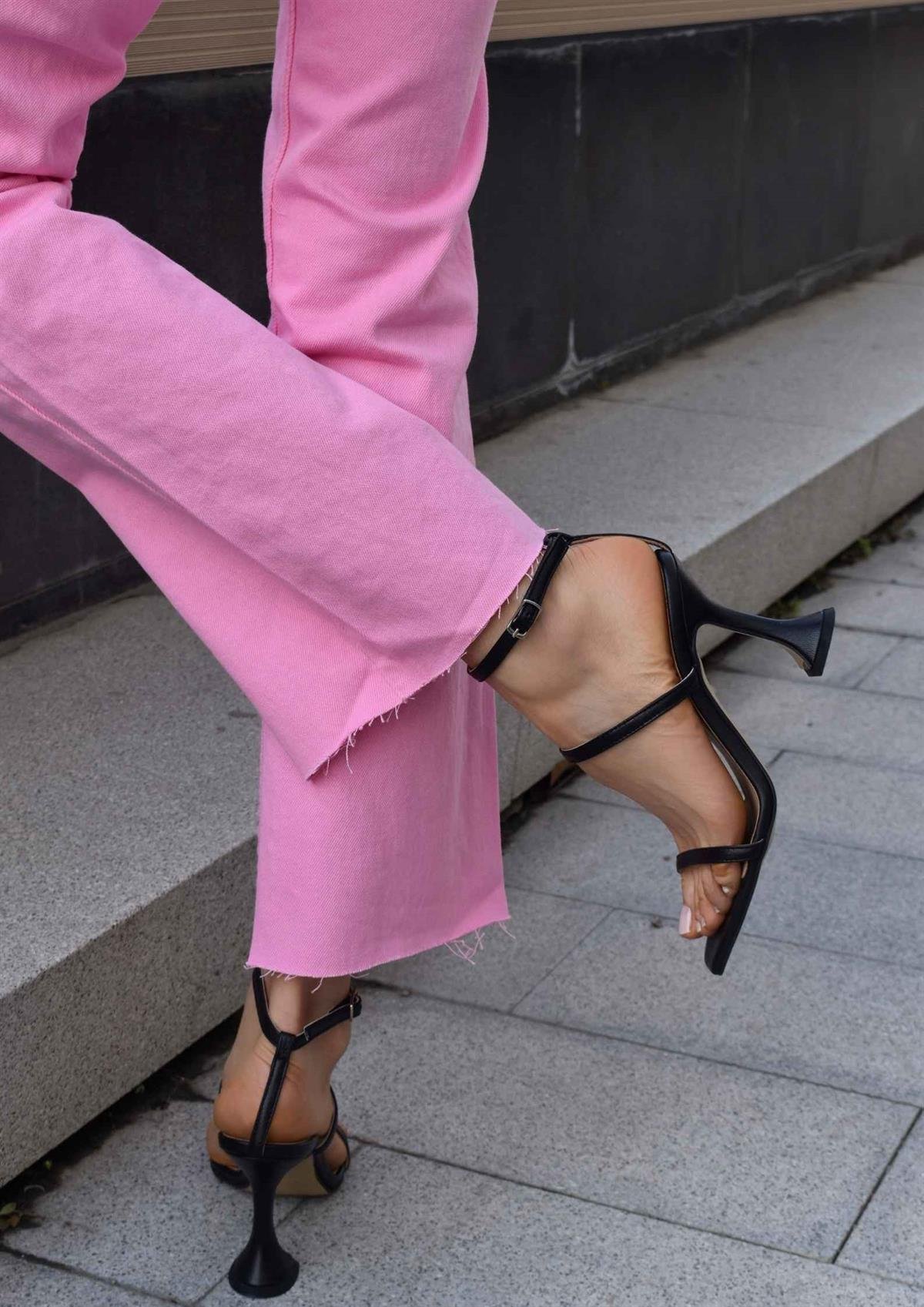 Jade Siyah Deri Kadeh Ökçe Detaylı Kadın Topuklu Sandalet