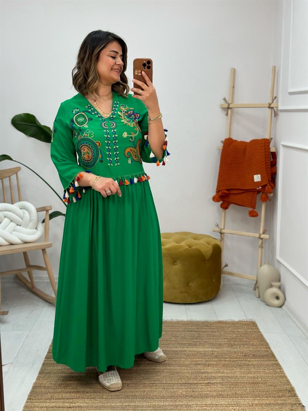 Püsküllü etnık işlemeli v yaka elbise Yeşil