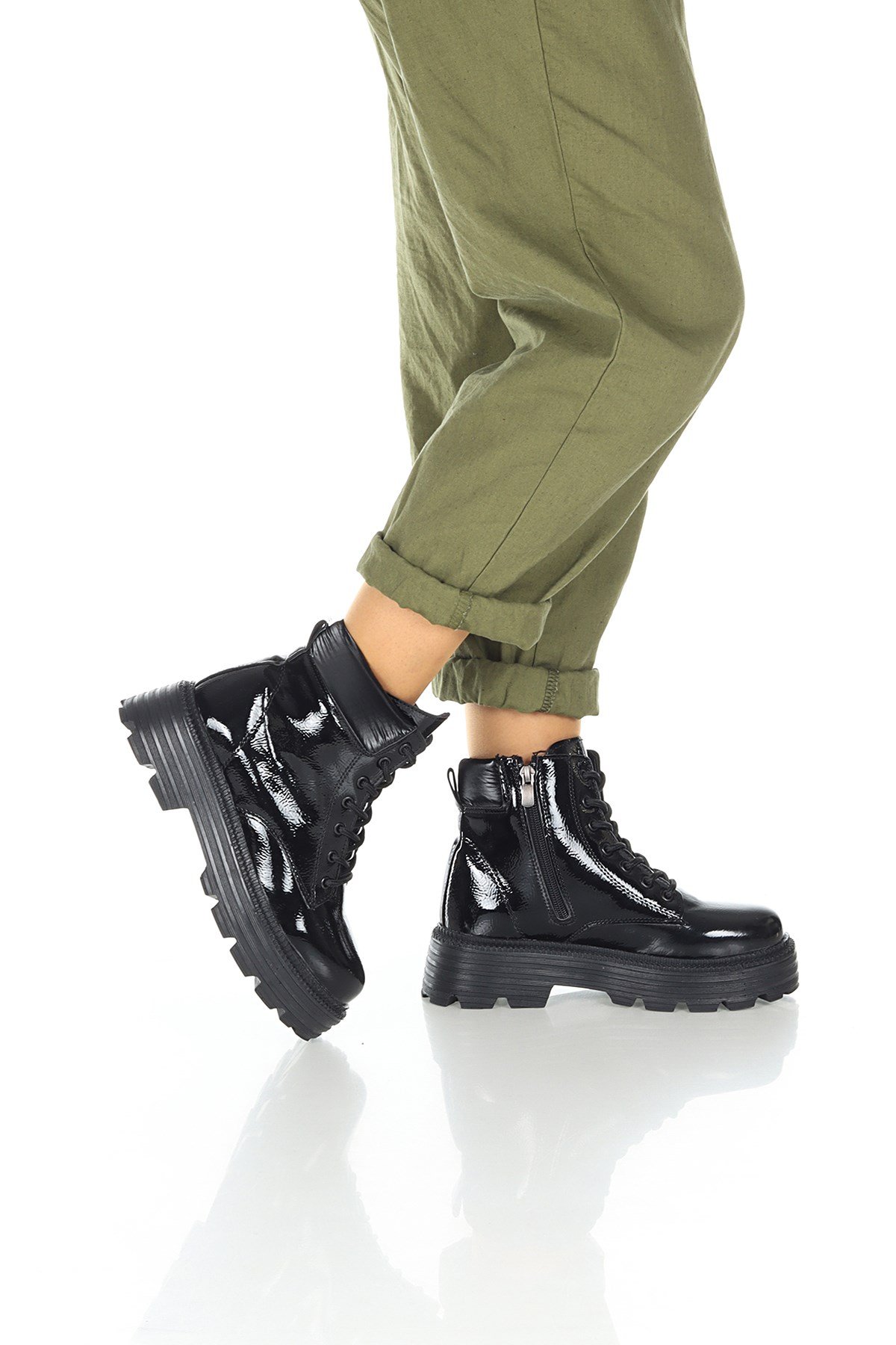 Günlük Rahat Kalın Kaymaz Taban İçi Kürklü Bağcıklı Fermuarlı Parlak Rugan  Kısa Bot Postal SOBY11060070 | Sobay Shoes | Soby Shoes | SOBY11060070