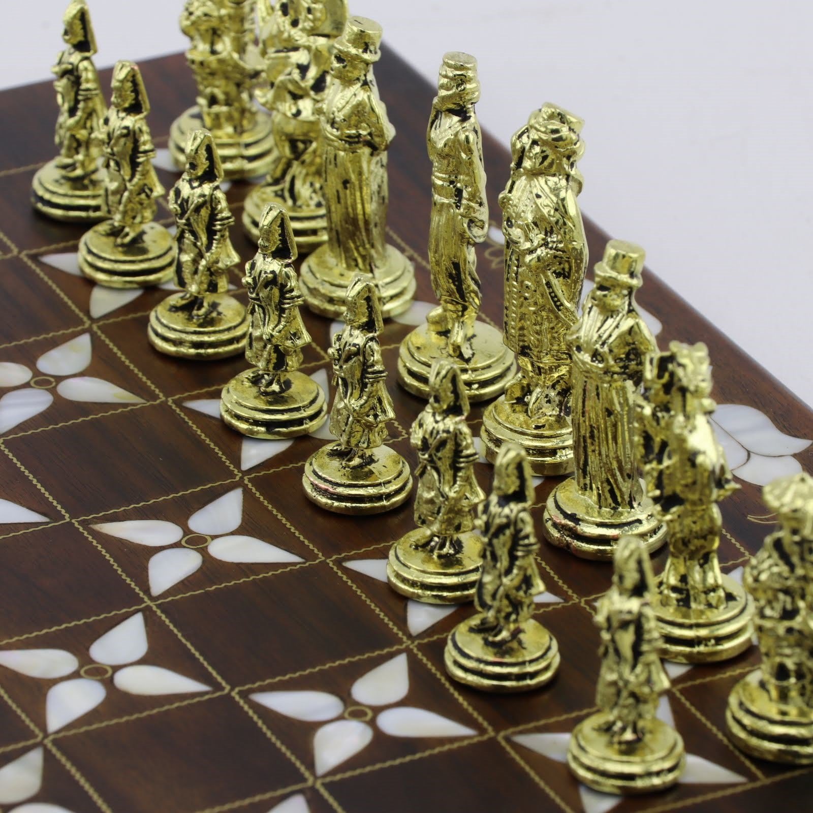 Tamamen el işçiliği ile hazırlanmış sedefli ahşap satranç takımı