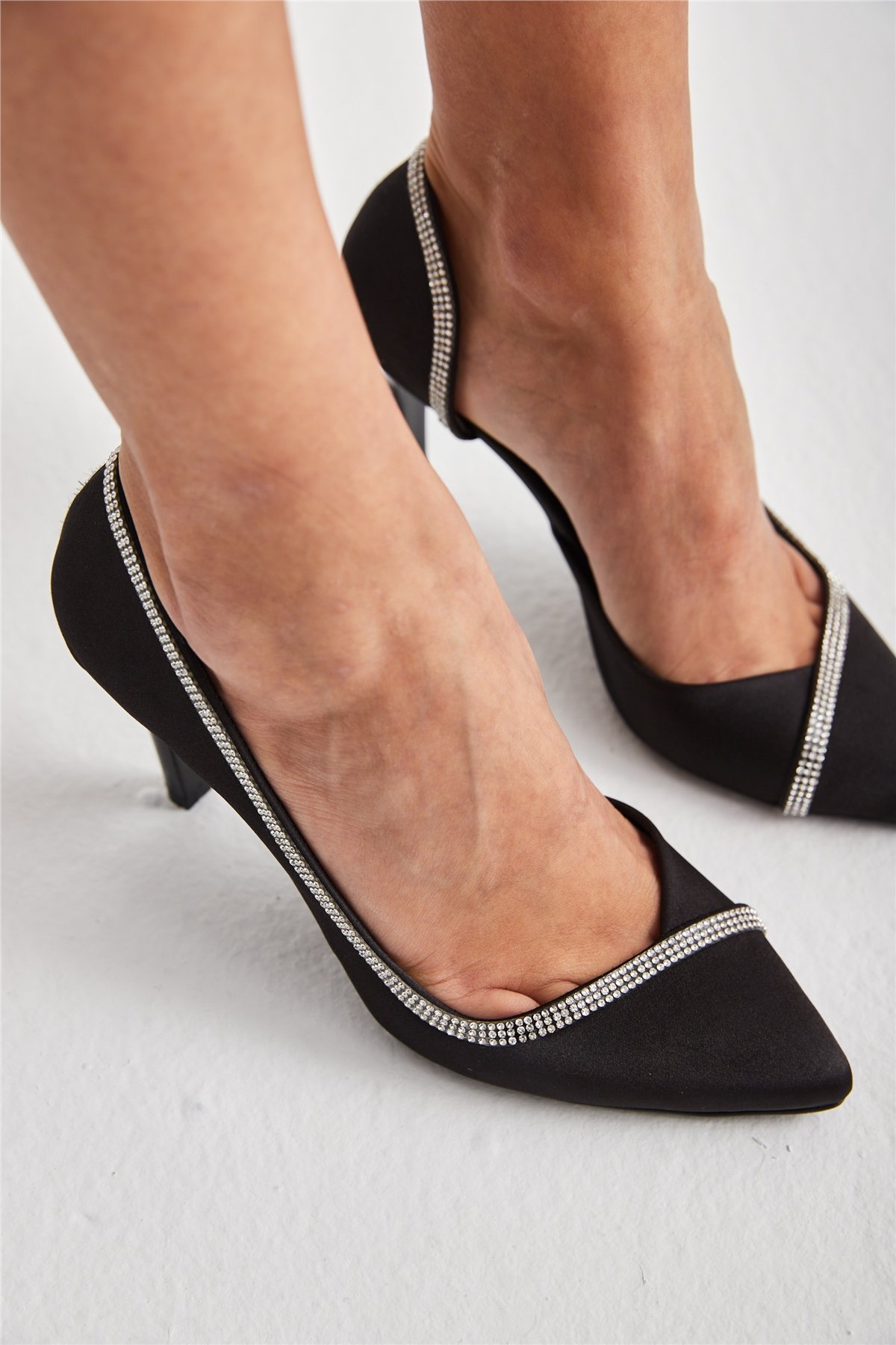 Alba Kadın Topuklu Ayakkabı Siyah Saten