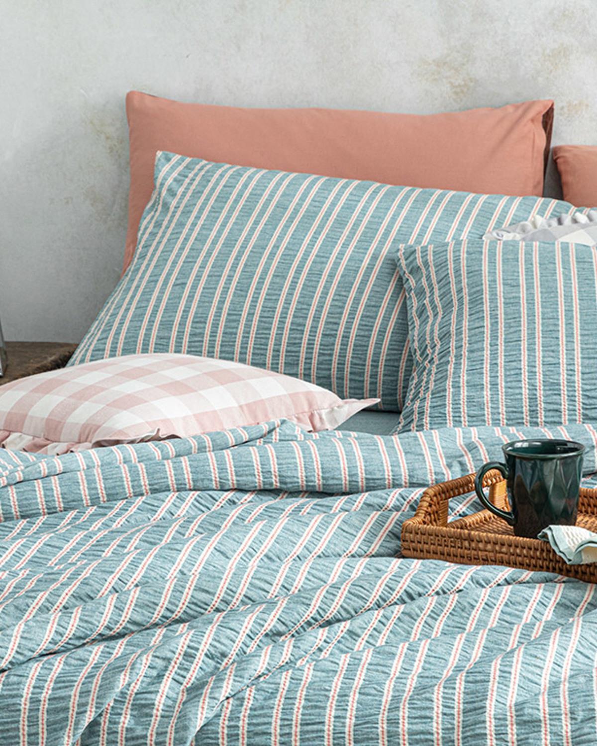  Lenjerie de pat completă, King Size, Crispate, bumbac-poliester, 240x220 cm/ 180X200 cm/ 50X70 cm, bleu-roz coral