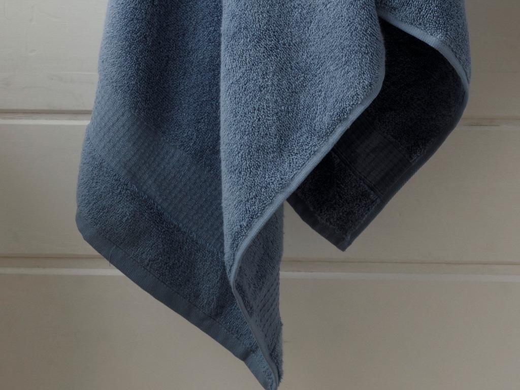 Pure Basic Bath Towel 70x140 cm Dark Blue.