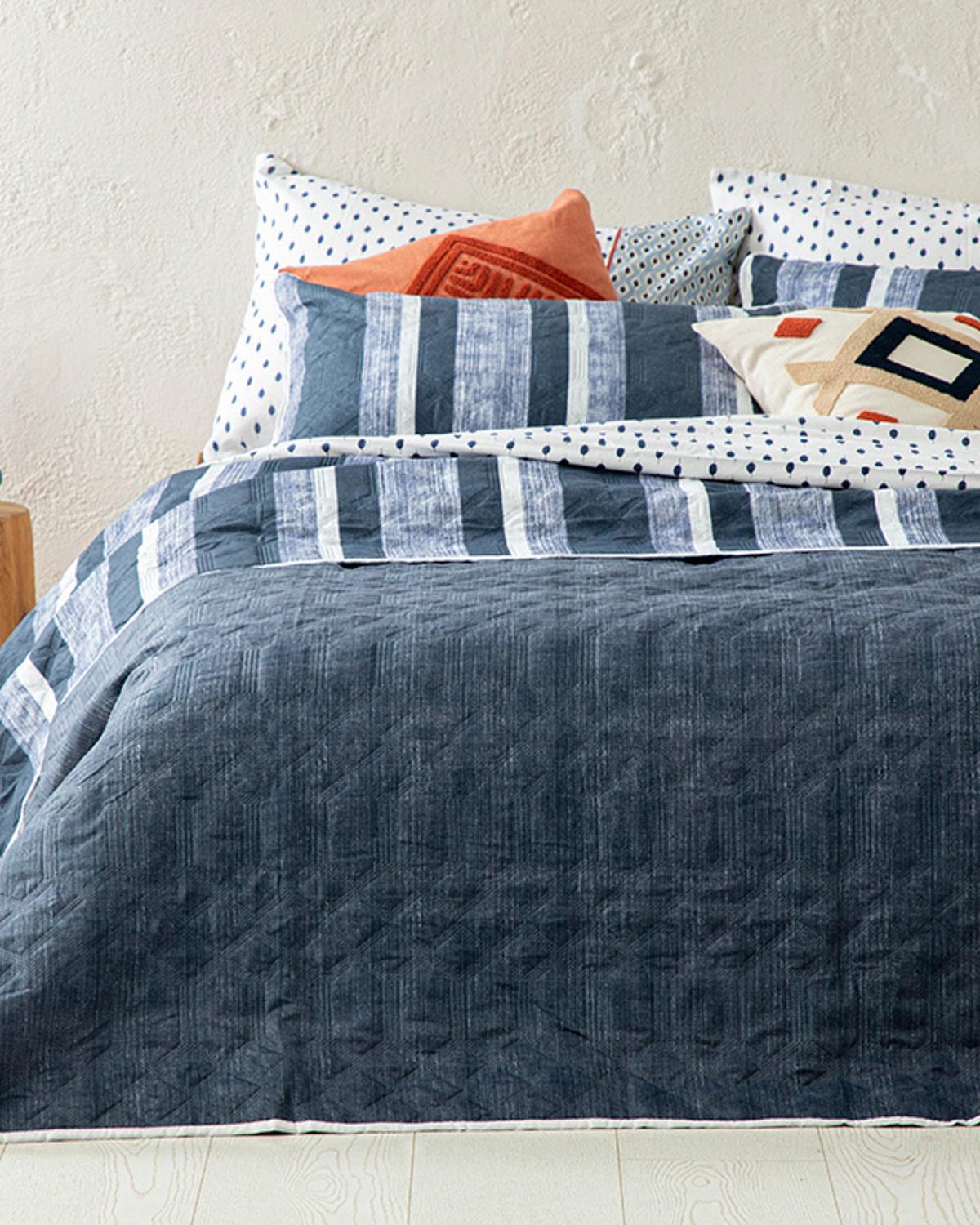 Set cuvertură pat cu fețe de pernă, pentru două persoane, Denim Stripe, poliester, 200x220 cm, bleumarin