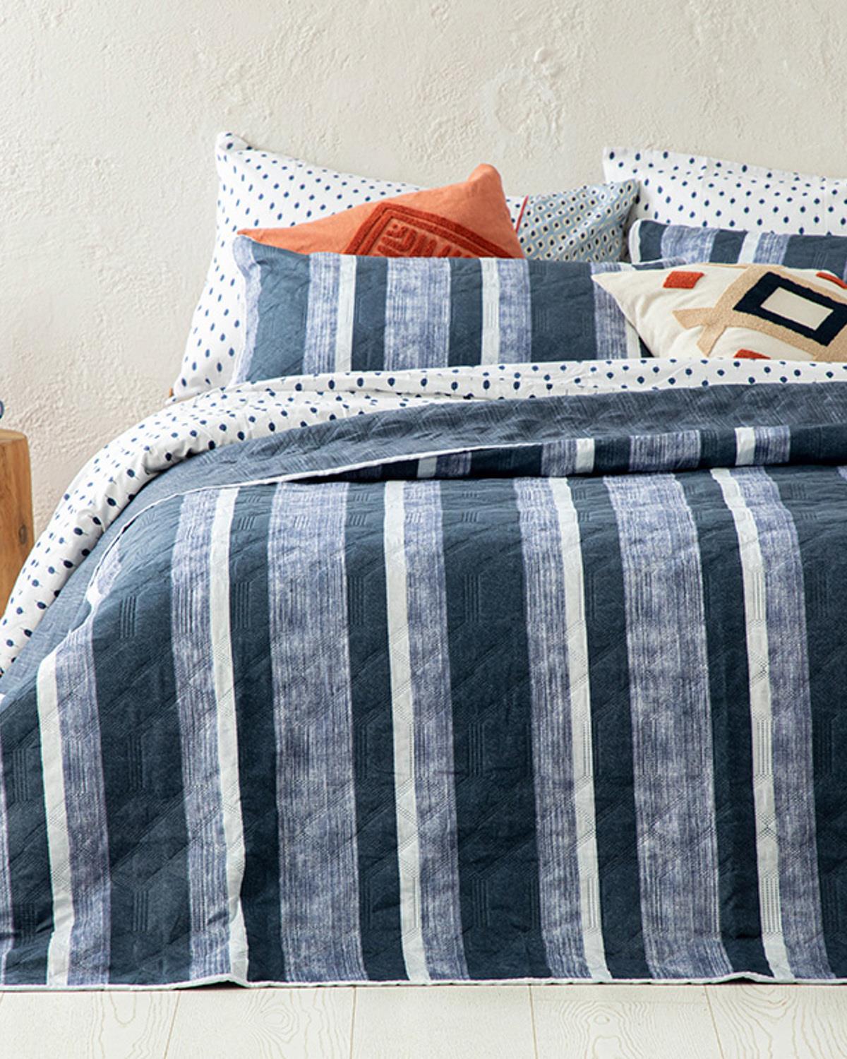 Set cuvertură pat cu fețe de pernă, pentru două persoane, Denim Stripe, poliester, 200x220 cm, bleumarin
