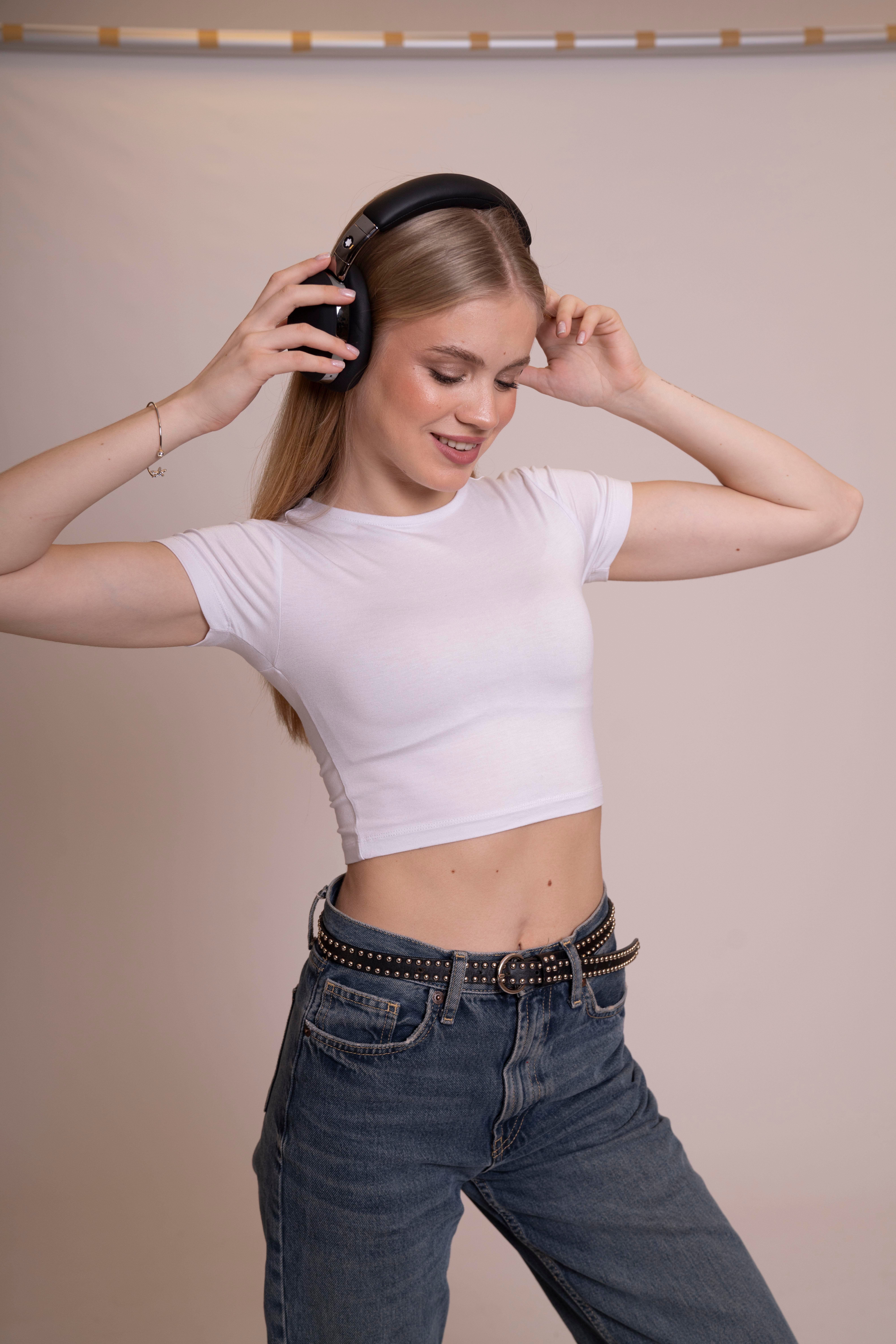 AFLOOW Delicate Kadın Beyaz Basic Crop Body- Yüksek Bel Jeanlerle Uyumlu, Şık ve Rahat Kısa Kollu Body