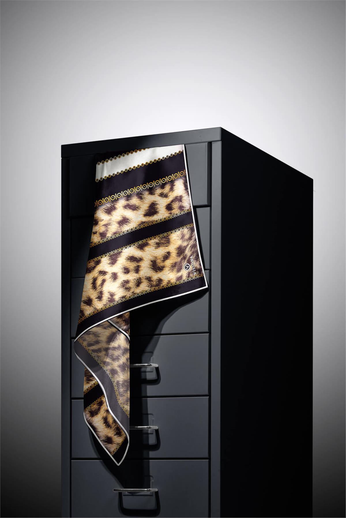 %100 Twill İpek Leopar Desenli Siyah - Krem Renkli 90x90 Eşarp Dikim Şekli : El Dikişi
