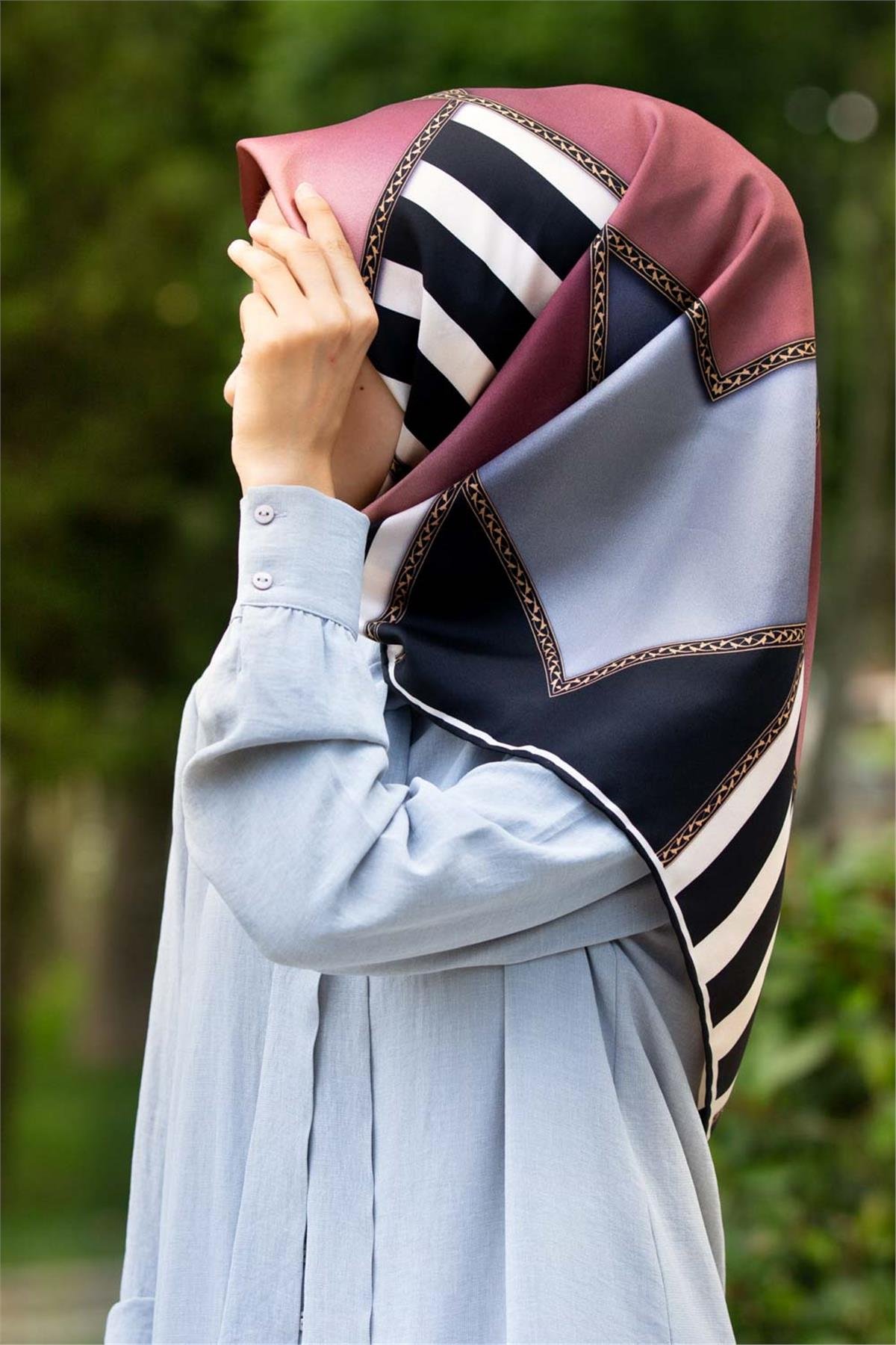 %100 Twill İpek Geometrik Desenli Pudra - Gri Renkli 90x90 Eşarp Dikim Şekli : El Dikişi