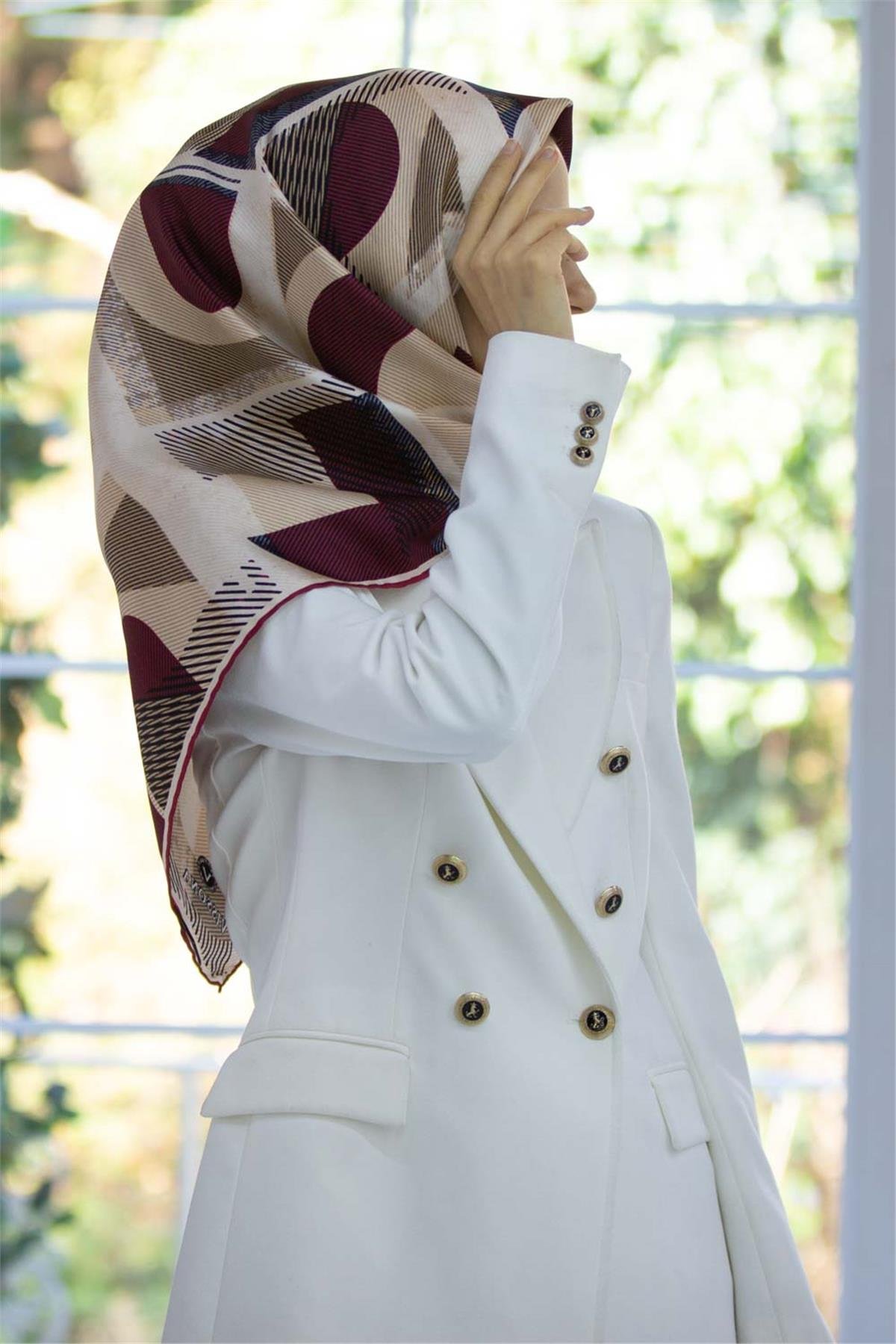 %100 Twill İpek Geometri Desenli Bordo - Krem Renkli 90x90 Eşarp Kenar Dikiş Şekli El Dikişli