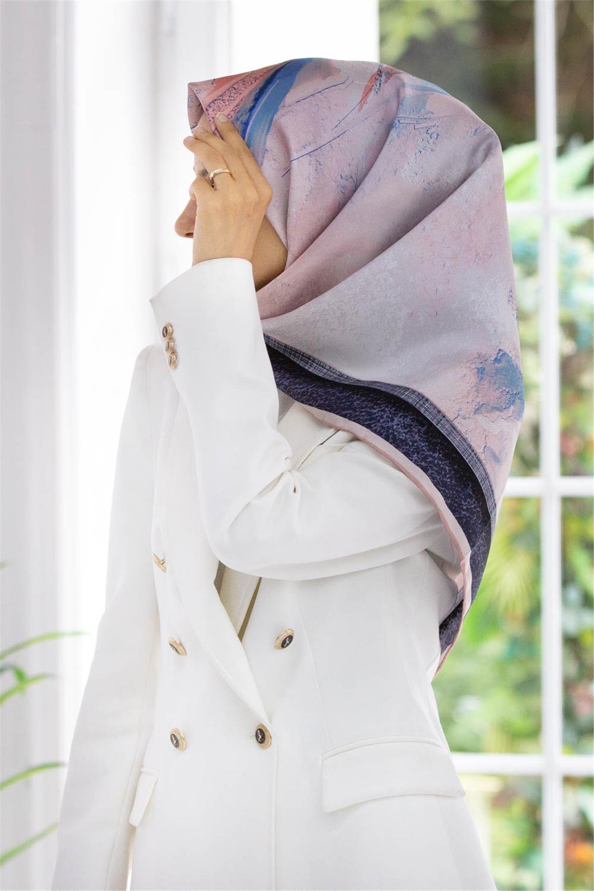 %100 Twill İpek Fırça Darbesi Desenli Saks - Pembe Renkli 90x90 Eşarp Dikim Şekli : El Dikişi