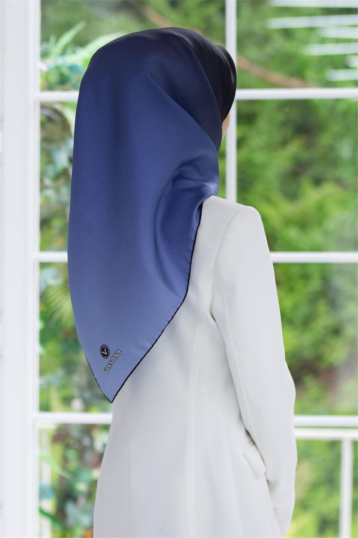%100 Twill İpek Degrade Desenli Lacivert Renkli 90x90 Eşarp Dikim Şekli : El Dikişi