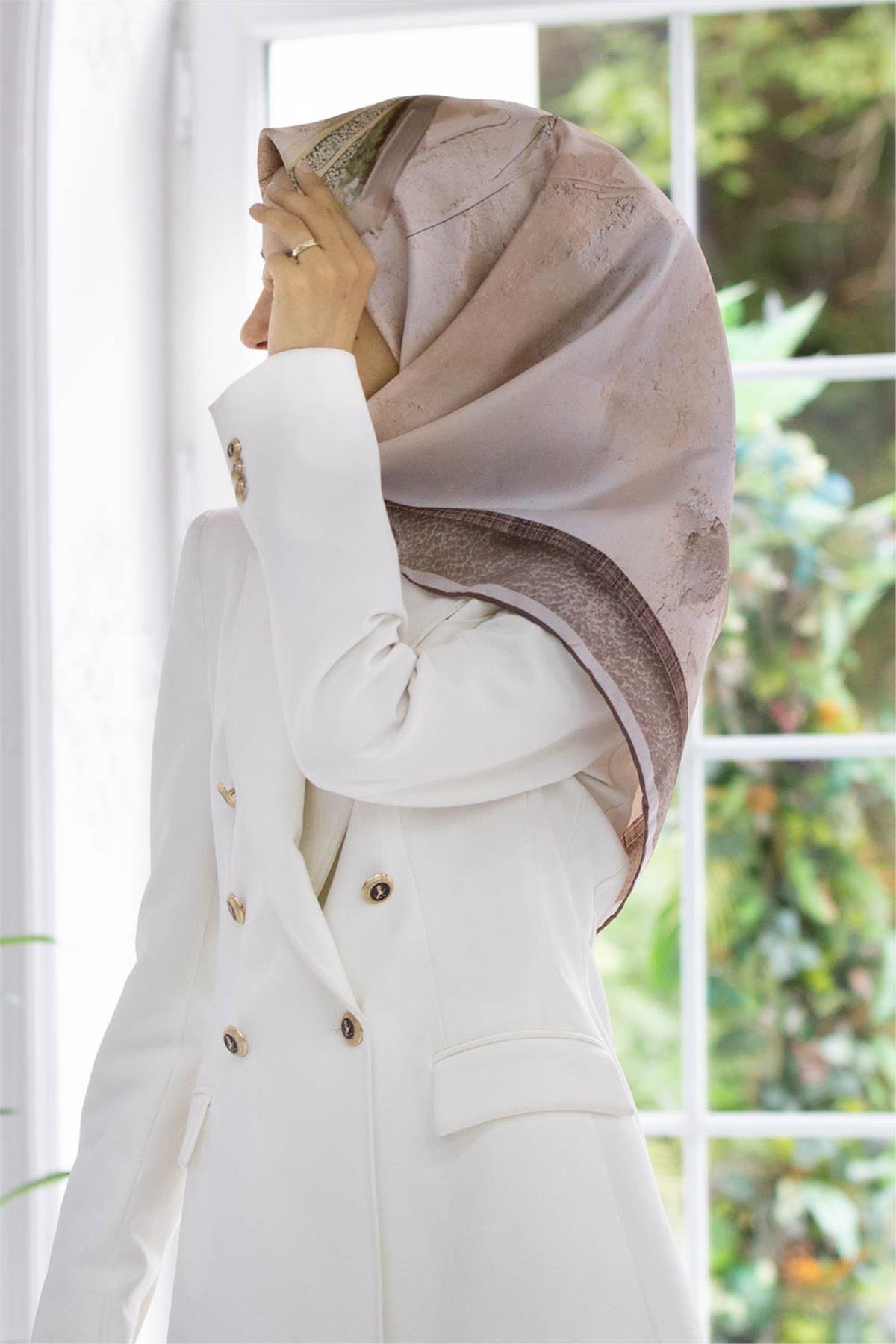 %100 Twill İpek Fırça Darbesi Desenli Taba - Kahverengi Renkli 90x90 Eşarp Dikim Şekli : El Dikişi