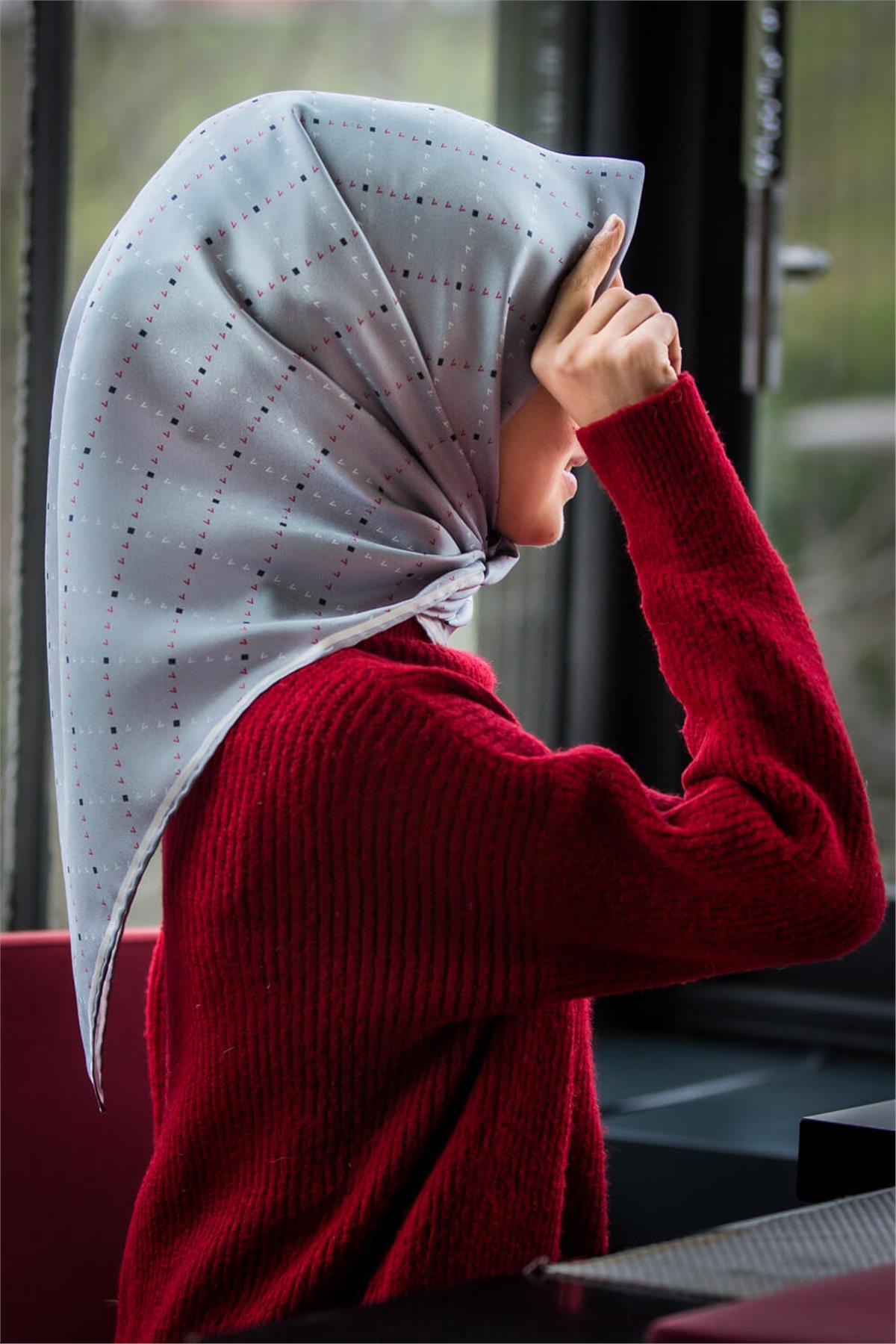 %100 Twill İpek Minik V Desenli Gri Renkli 90x90 Eşarp Dikim Şekli : El Dikişi