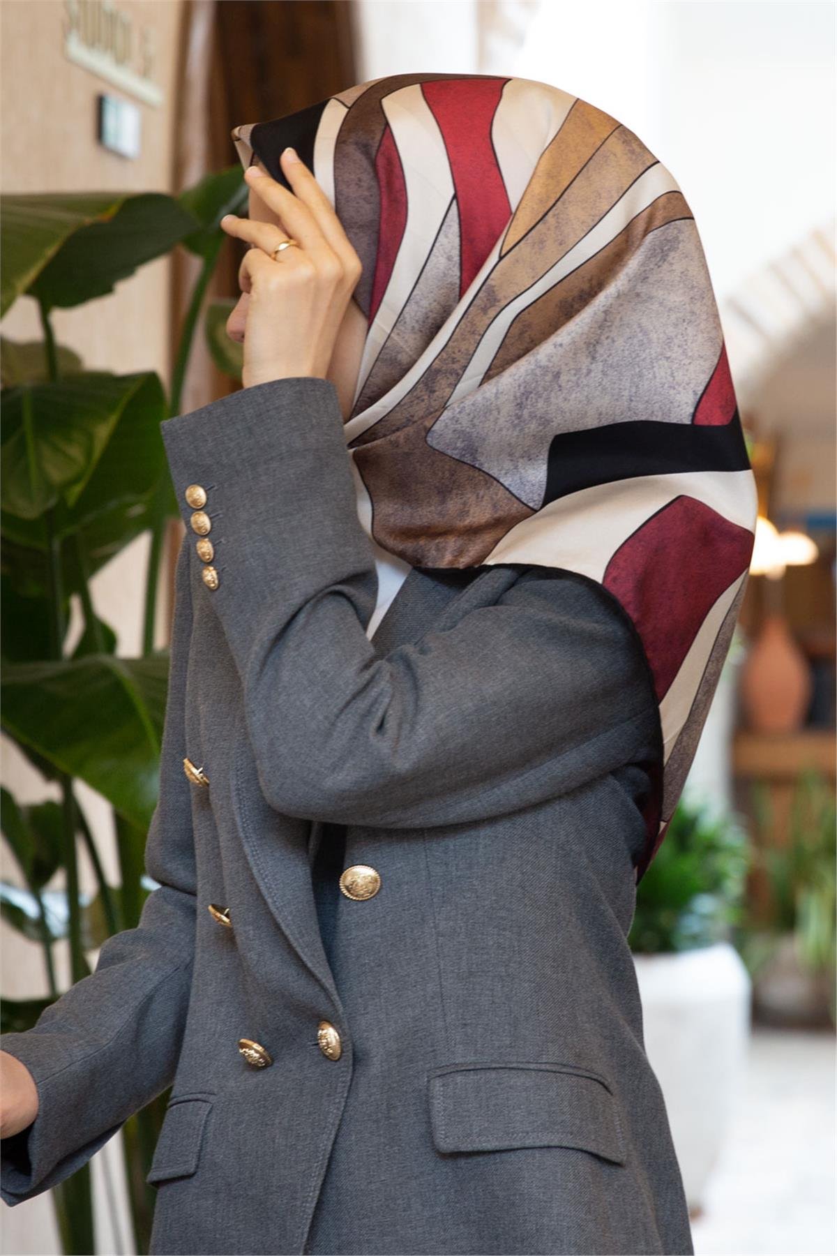 %100 Twill İpek Geometrik Desenli Bej - Bordo Renkli 90x90 Eşarp Dikim Şekli : El Dikişi