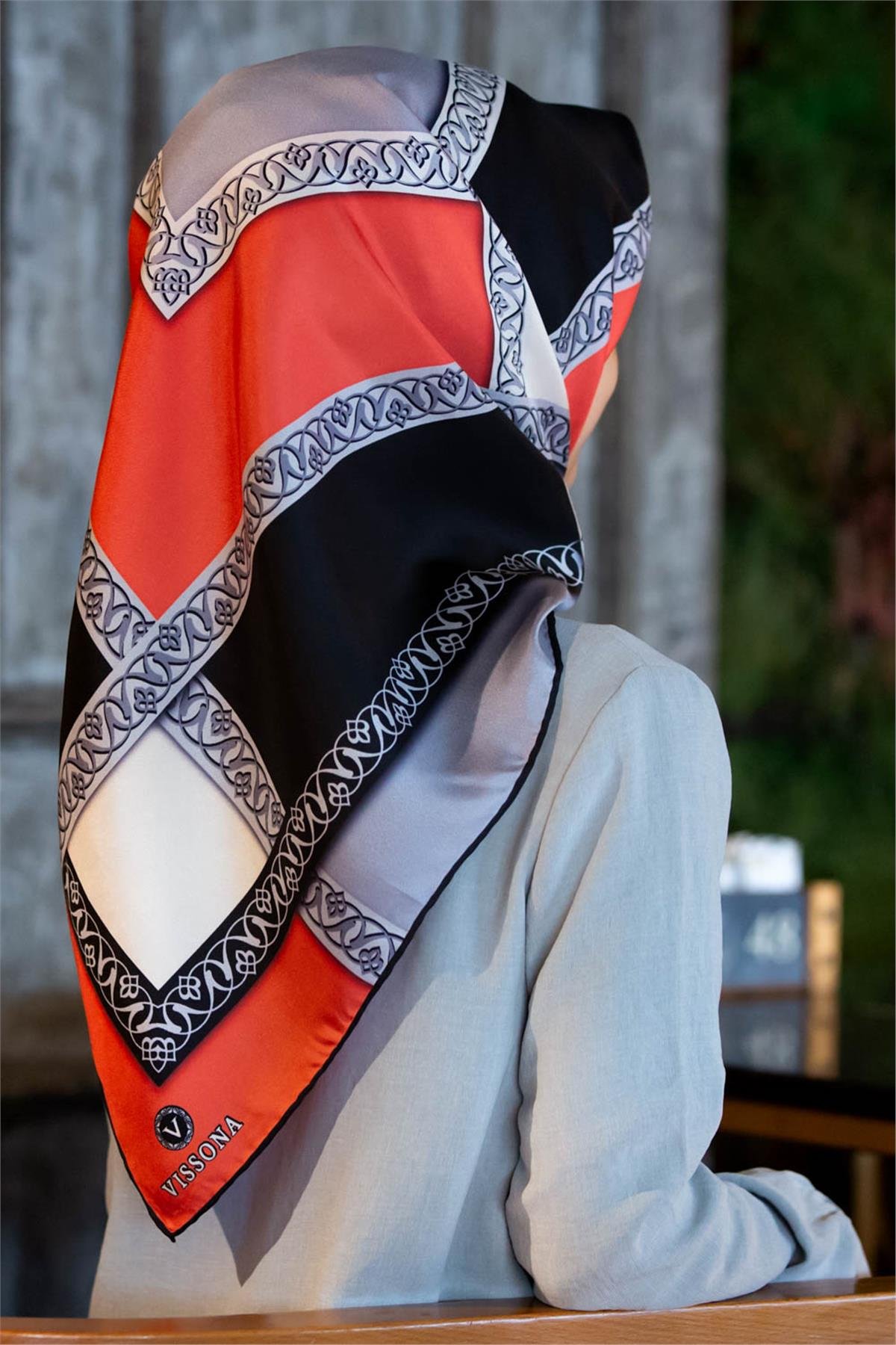 %100 Twill İpek Geometrik Desenli Narçiçeği - Siyah Renkli 90x90 Eşarp Dikim Şekli : El Dikişi