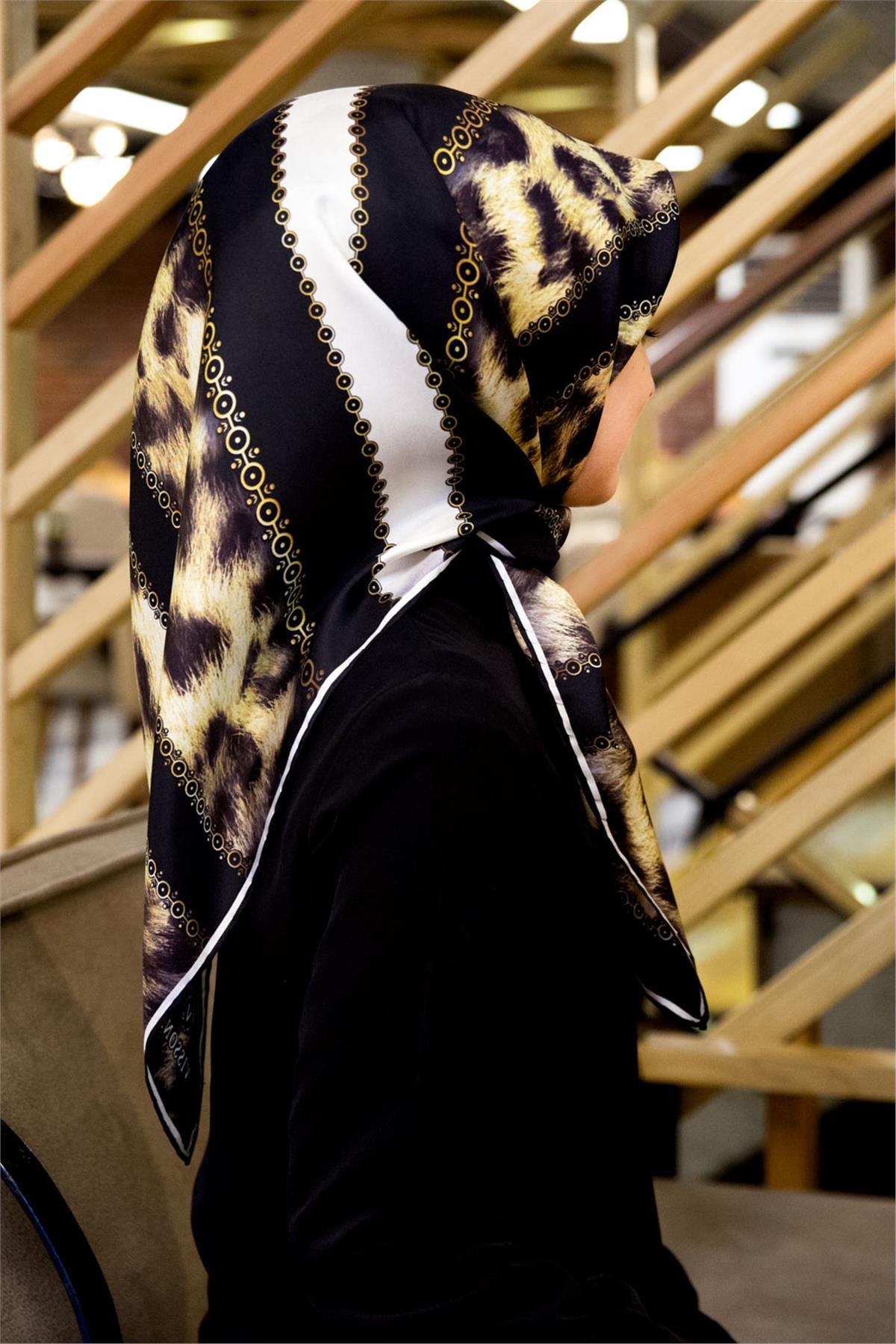 %100 Twill İpek Leopar Desenli Siyah - Krem Renkli 90x90 Eşarp Dikim Şekli : El Dikişi