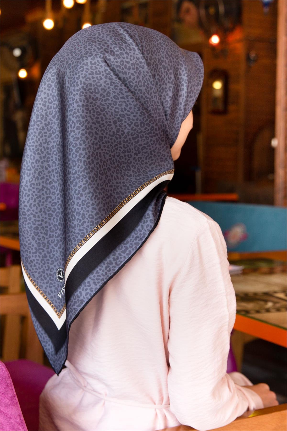 %100 Twill İpek Leopar Desenli Gri Renkli 90x90 Eşarp Dikim Şekli : El Dikişi