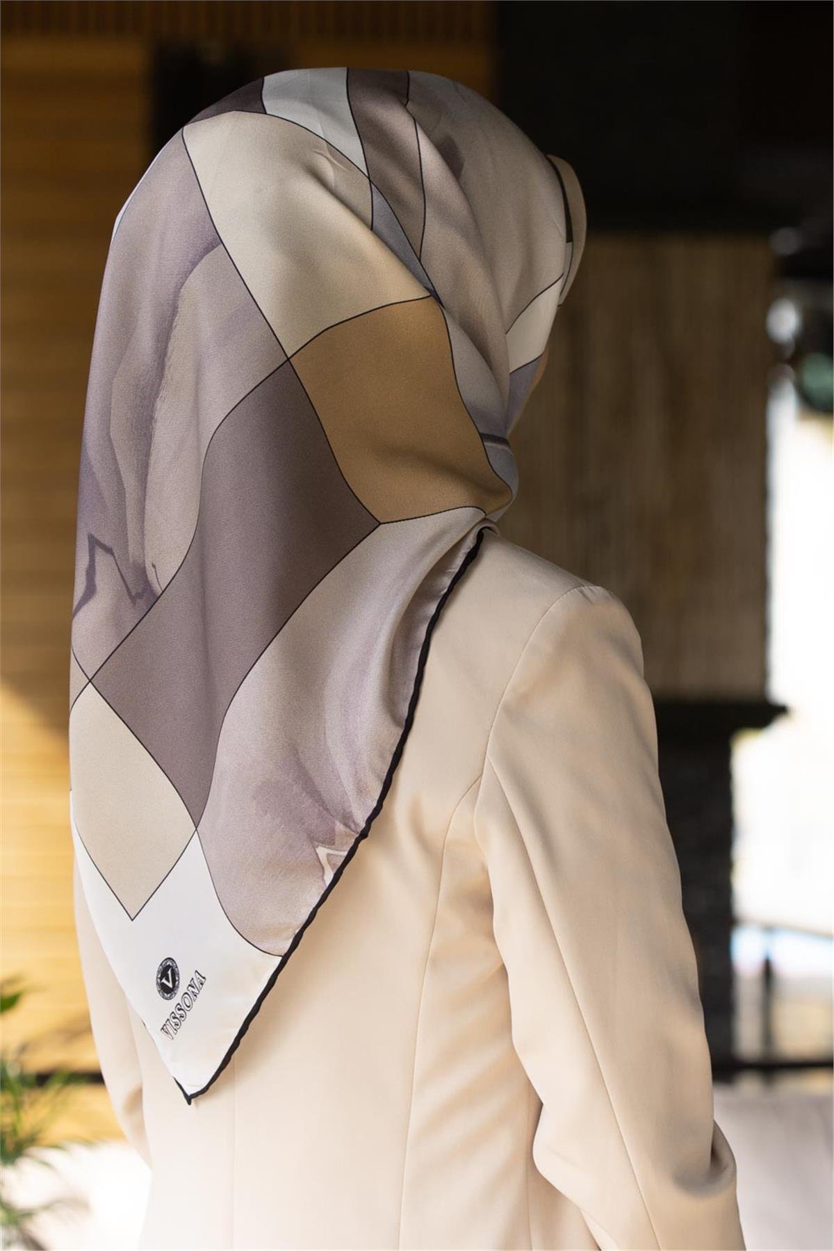 %100 Twill İpek Geometrik Desenli Bej - Gri  Renkli 90x90 Eşarp Dikim Şekli : El Dikişi