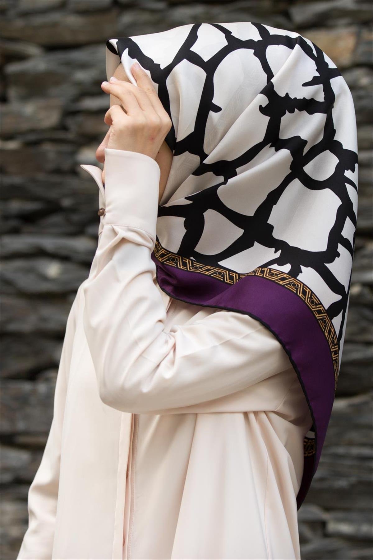 %100 Twill Taş Desenli Mürdüm - Krem Renkli 90x90 Eşarp Dikim Şekli: El Dikişi