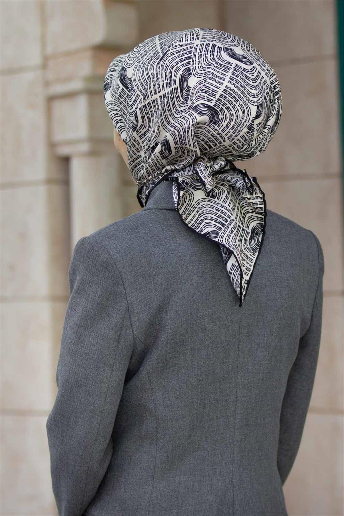 %100 Twill İpek Geometrik Desenli Beyaz - Siyah Renkli 90x90 Eşarp Dikim Şekli : El Dikişi
