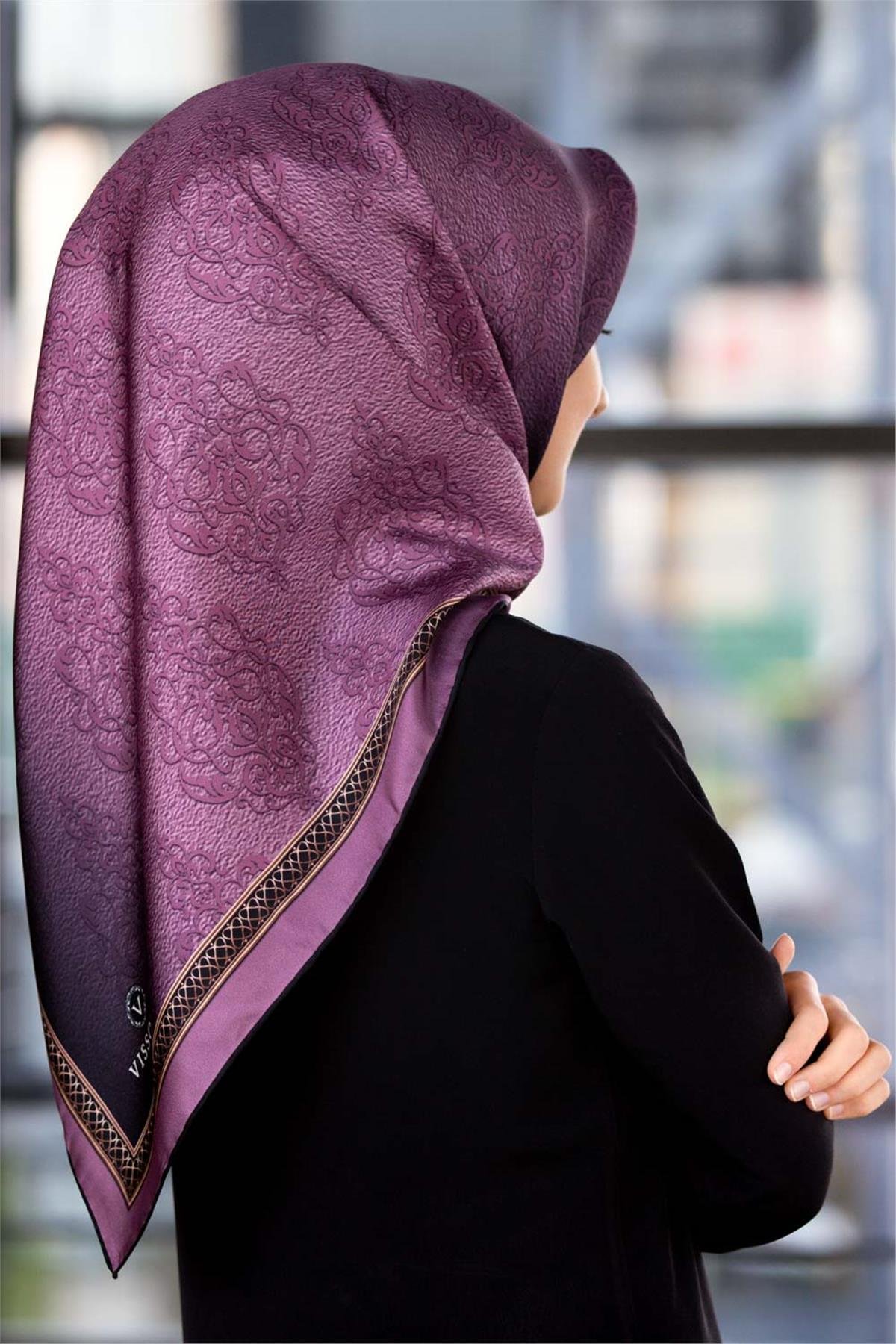 %100 Twill Barok Desenli Lila Renkli 90x90 Eşarp Dikim Şekli: El Dikişi