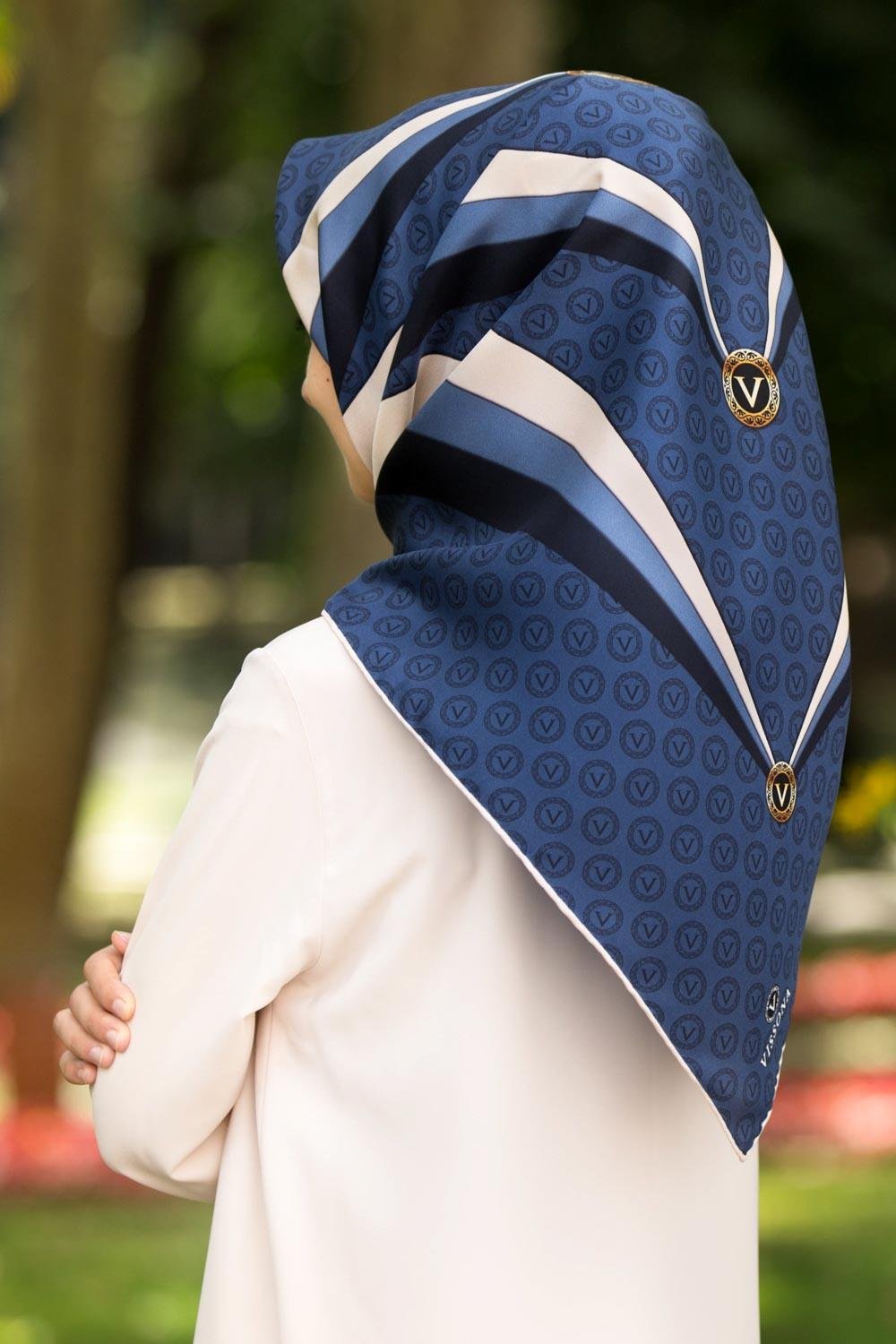 %100 Twill İpek Monogram Ve Geometrik Desenli Lacivert - İndigo  Renkli 90x90 Eşarp Dikim Şekli : El Dikişi