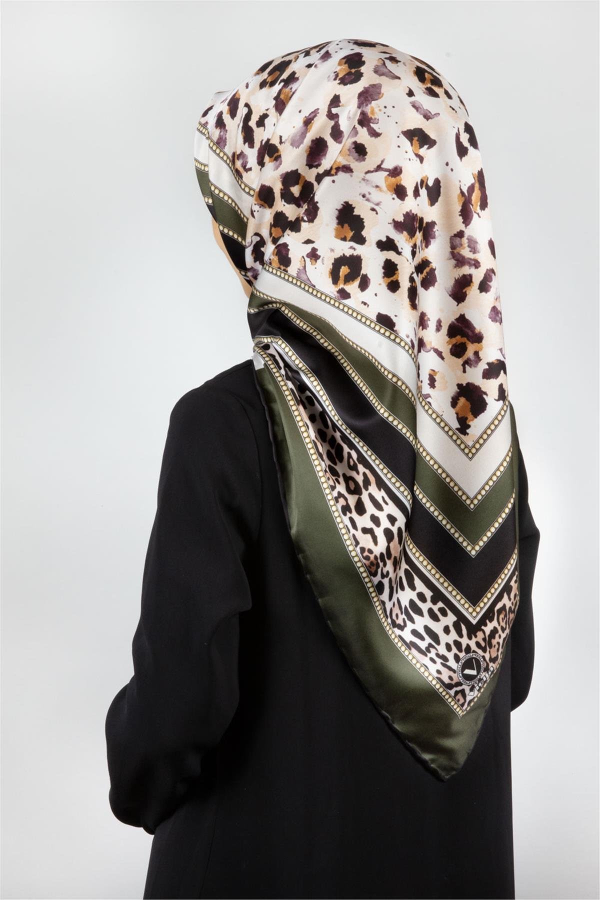 Twill Kemerli ve Leopar Desenli Zümrüt Yeşili Renkli 90x90 Eşarp (İpek İçermez) Dikim Şekli : El Dikişi