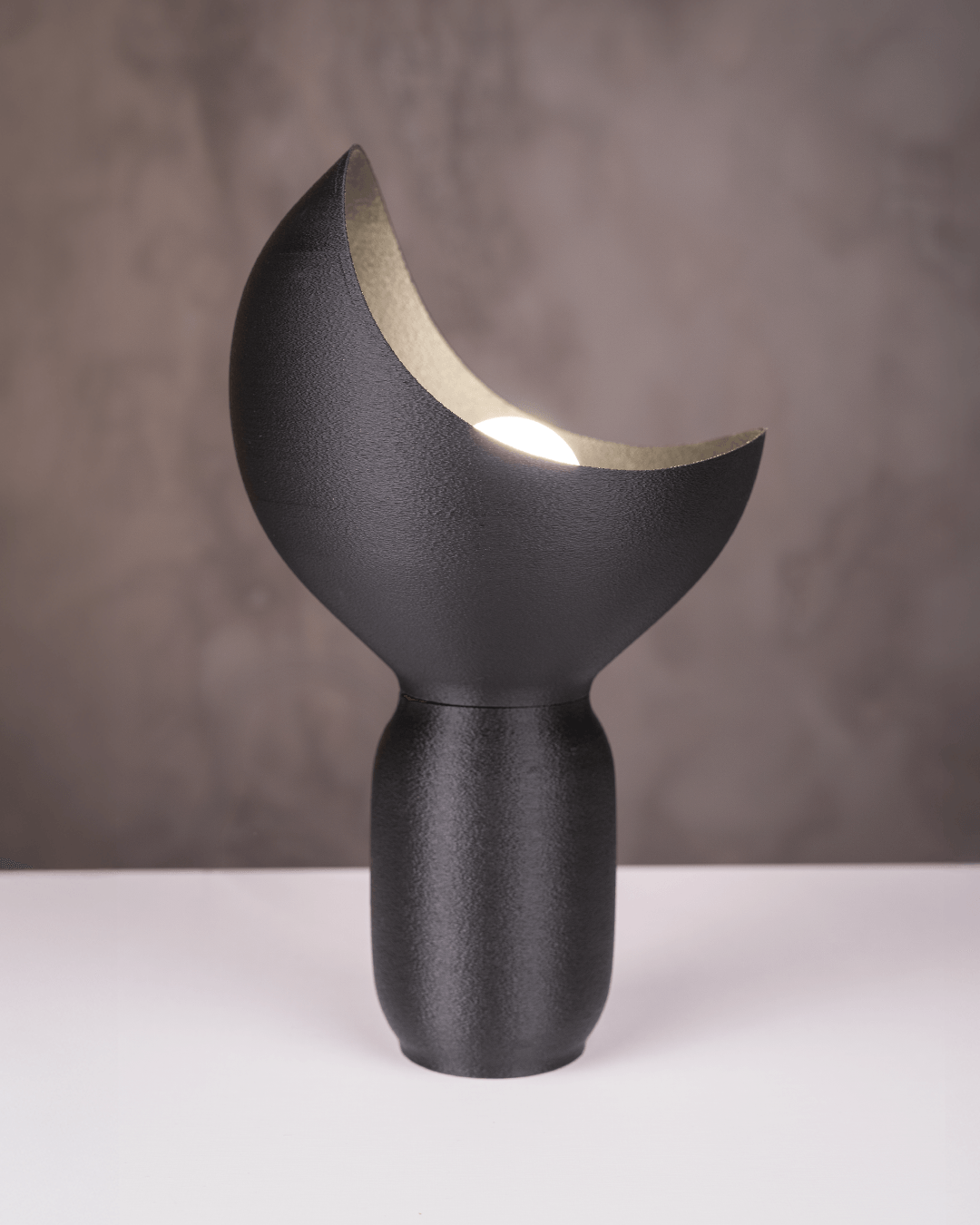 Moonlight Touch Masa Lambası – Ay Işığı Estetiğinde Modern Aydınlatma