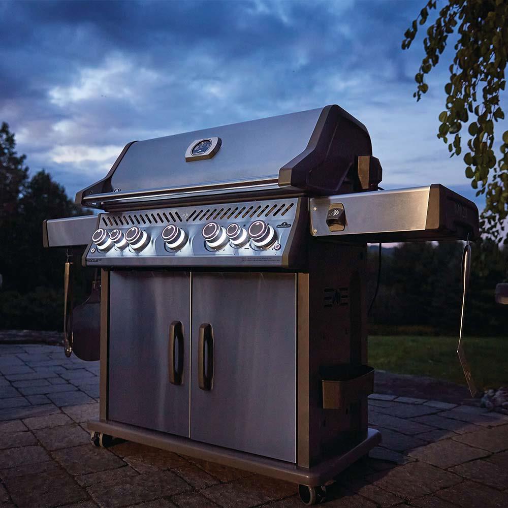 Napoleon Rogue SE 625 RSIB lifestyle