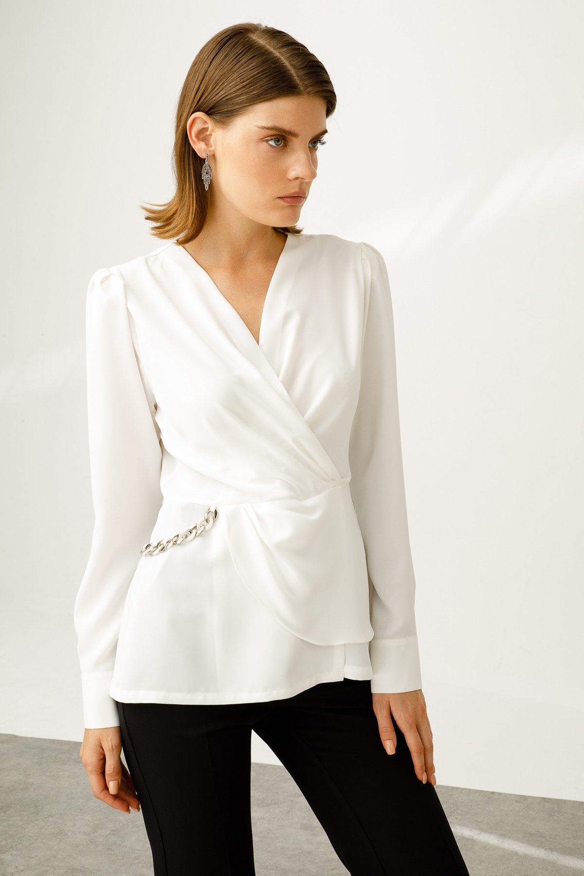 Modailgi Kruvaze Zincir Detaylı Bluz EkruModailgi | Kadın Giyim Modelleri