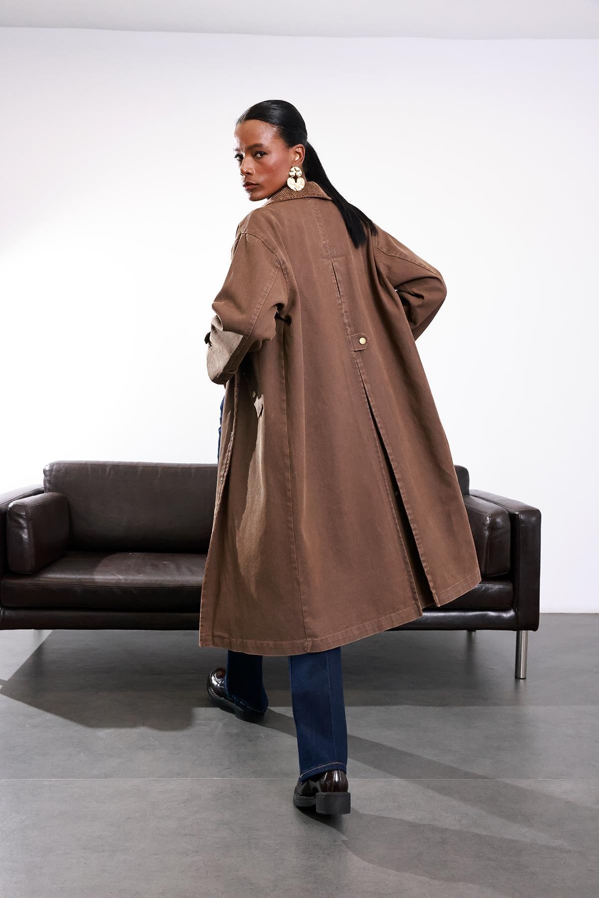 Kahverengi Mumlu Görünümlü Kadife Yaka Trençkot 87141