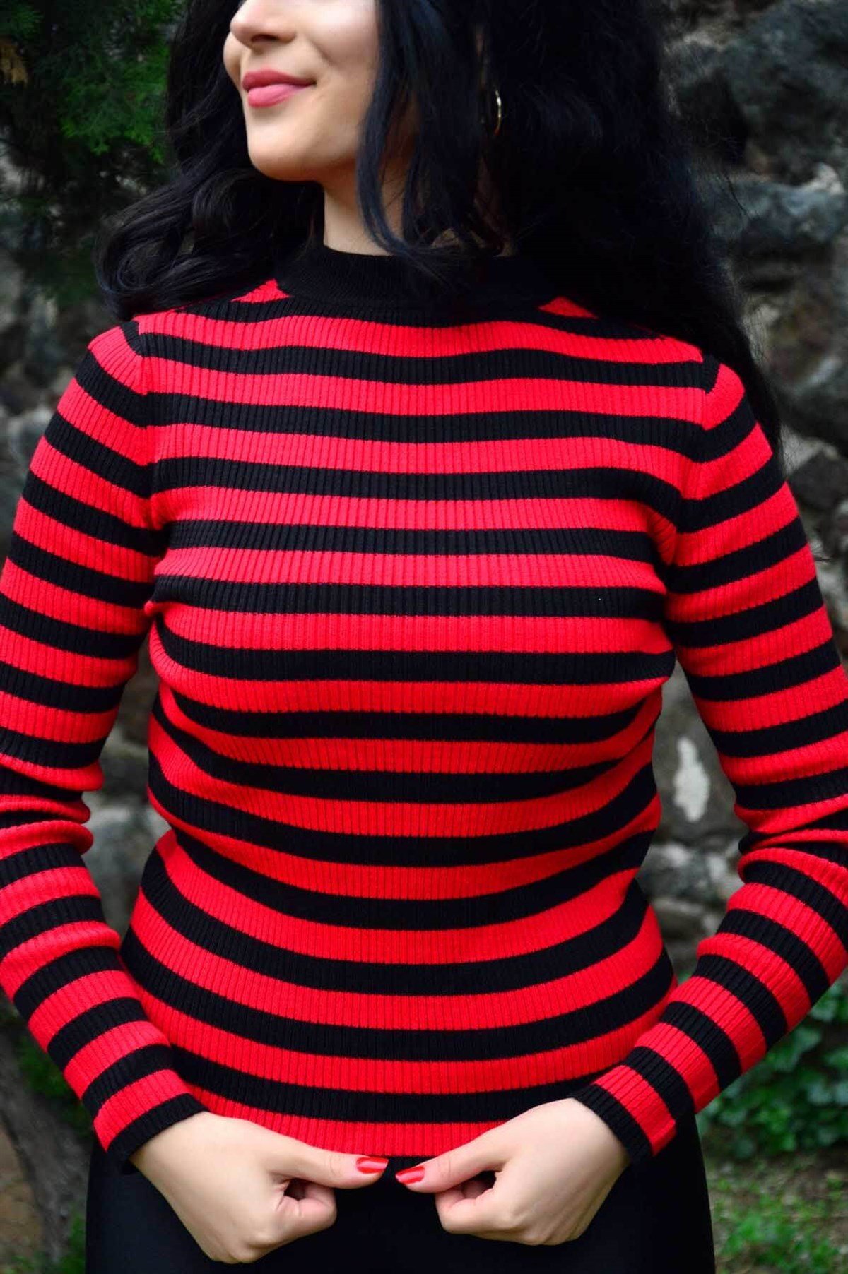 Kadın Siyah Kırmızı Çizgili Dik Yaka Kazak - Megapol Giyim