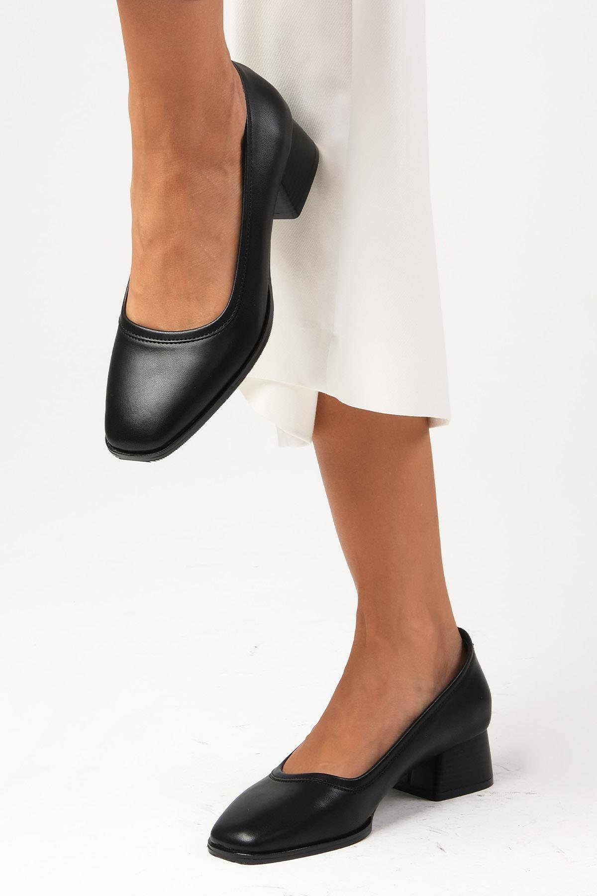 Mio Gusto Siyah Renk Kalın Tabanlı Kısa Topuklu Ayakkabı