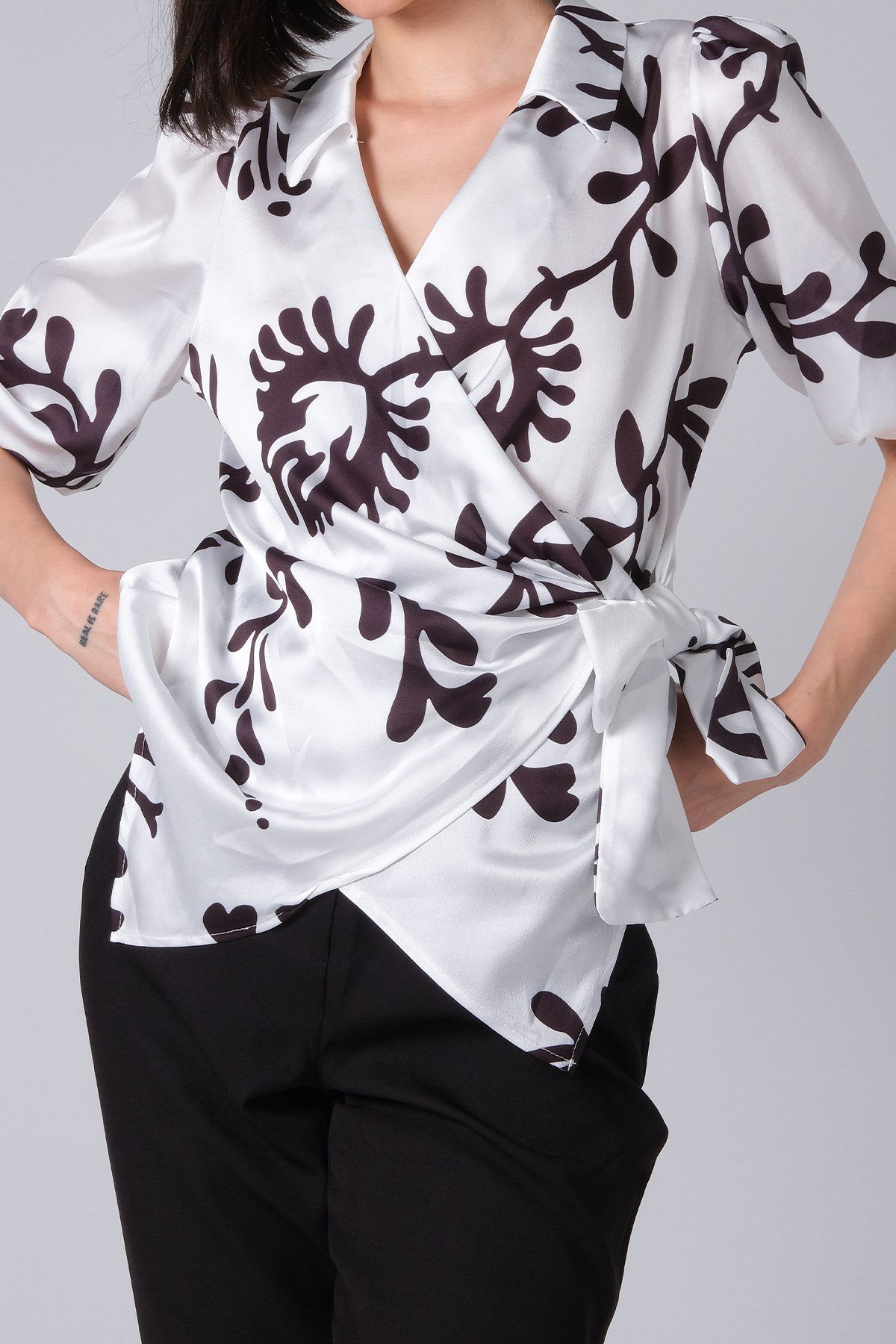 Mio Gusto Siyah Renk Desenli Kruvaze Bluz Kadın Gömlek