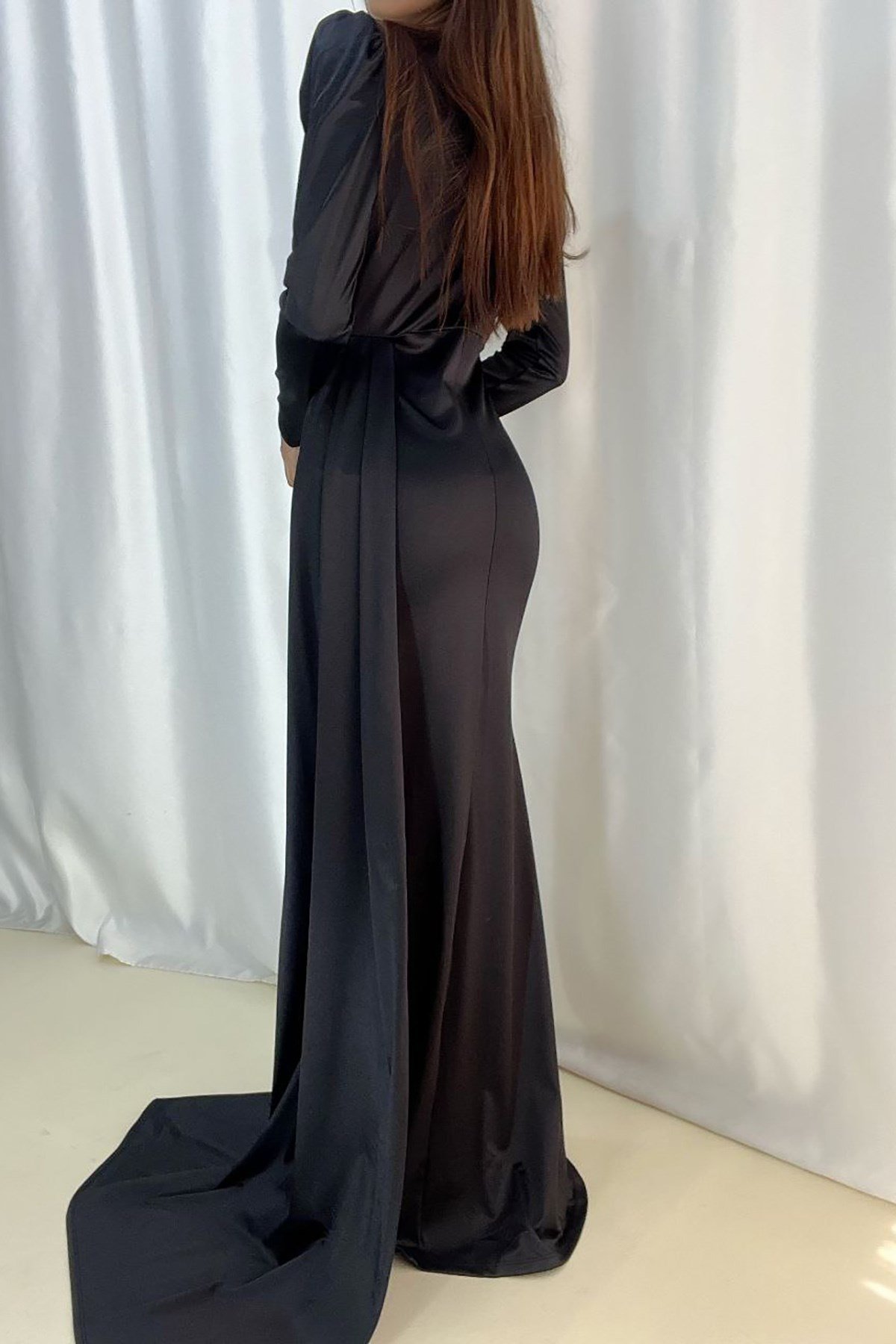 Siyah Prenses Kol Detay Uzun Kollu Yırtmaçlı Maxi Boy Saten Abiye Elbise
