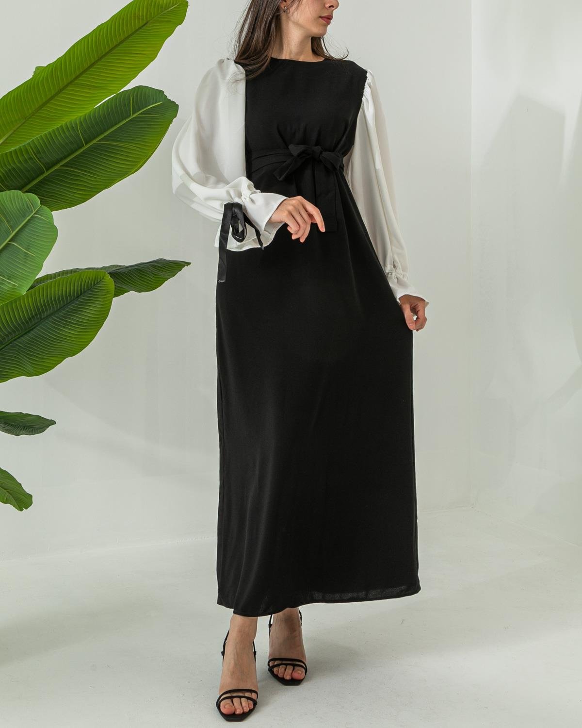 Kolları Beyaz Kurdele Detaylı Siyah Krep Elbise