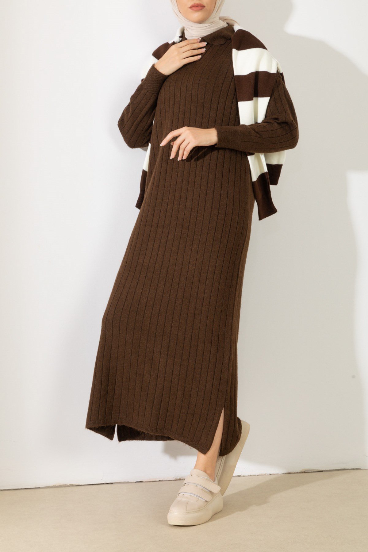 Oversize V Yaka Kahve Triko Elbise Meristore