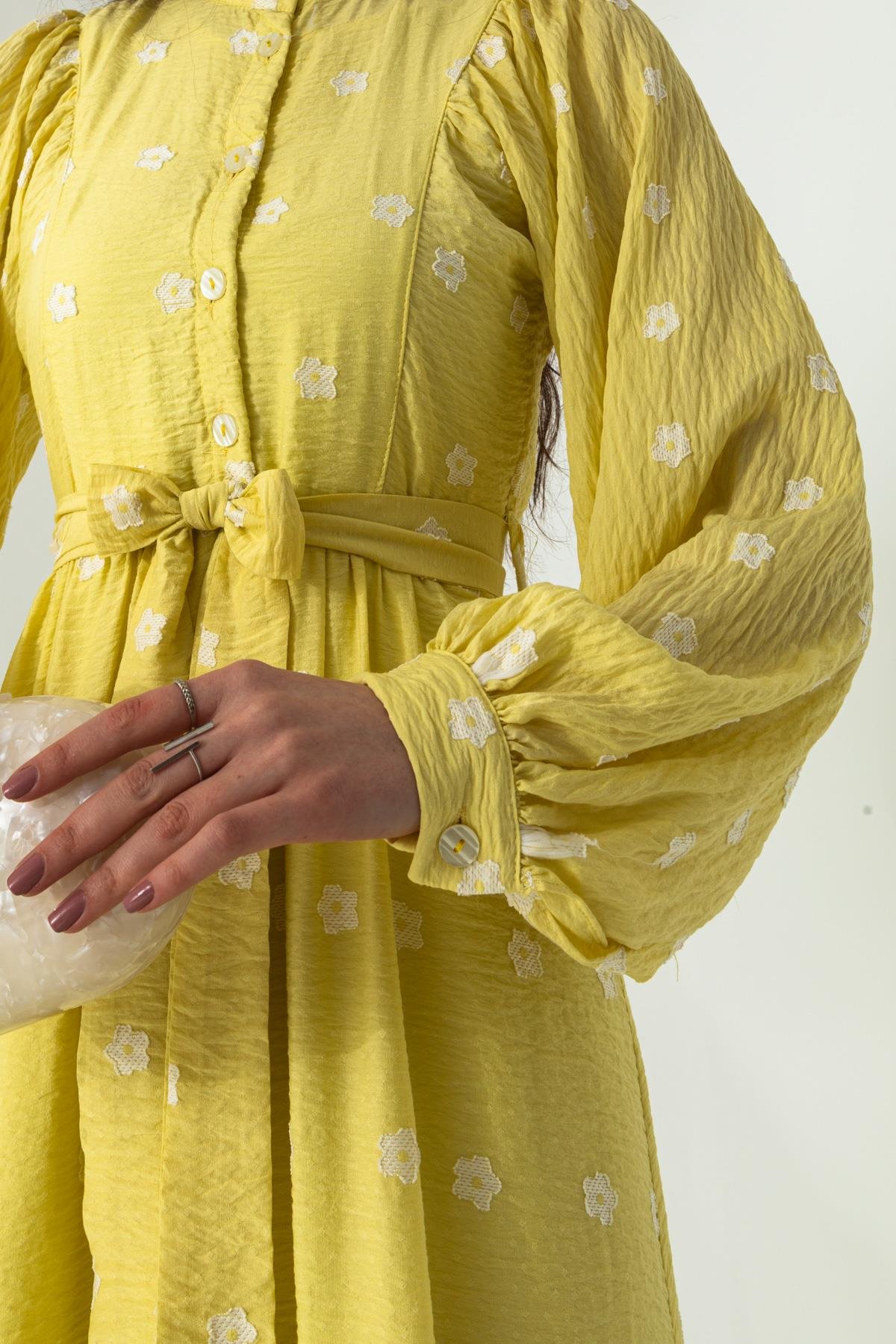Papatya Desenli Yarım Düğmeli Sarı Elbise