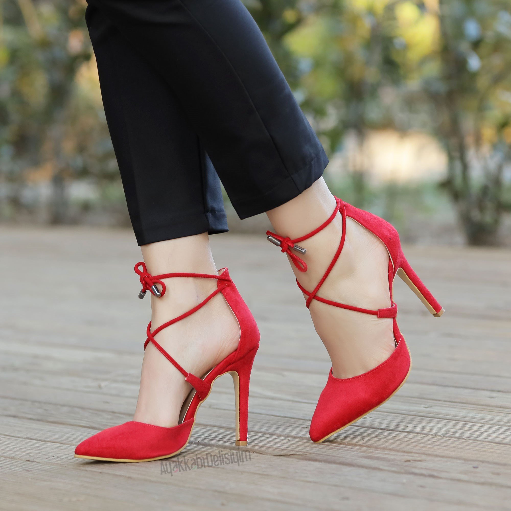 Agila Süet Kırmızı Bilekten Bağlı Topuklu Ayakkabı