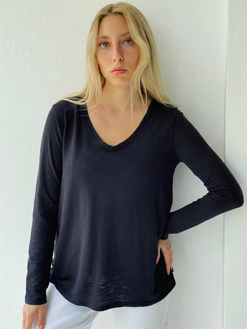 Retrobird V-Neck Cotton and Modal Fabric Black Women's Slim Long Sleeve  T-Shirt | Retrobird