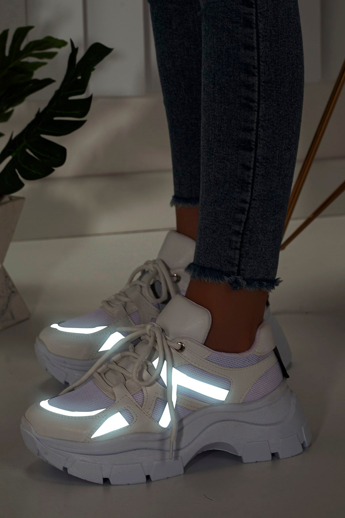 Reflektör Detaylı Kalın Tabanlı Beyaz Kadın Spor Ayakkabı