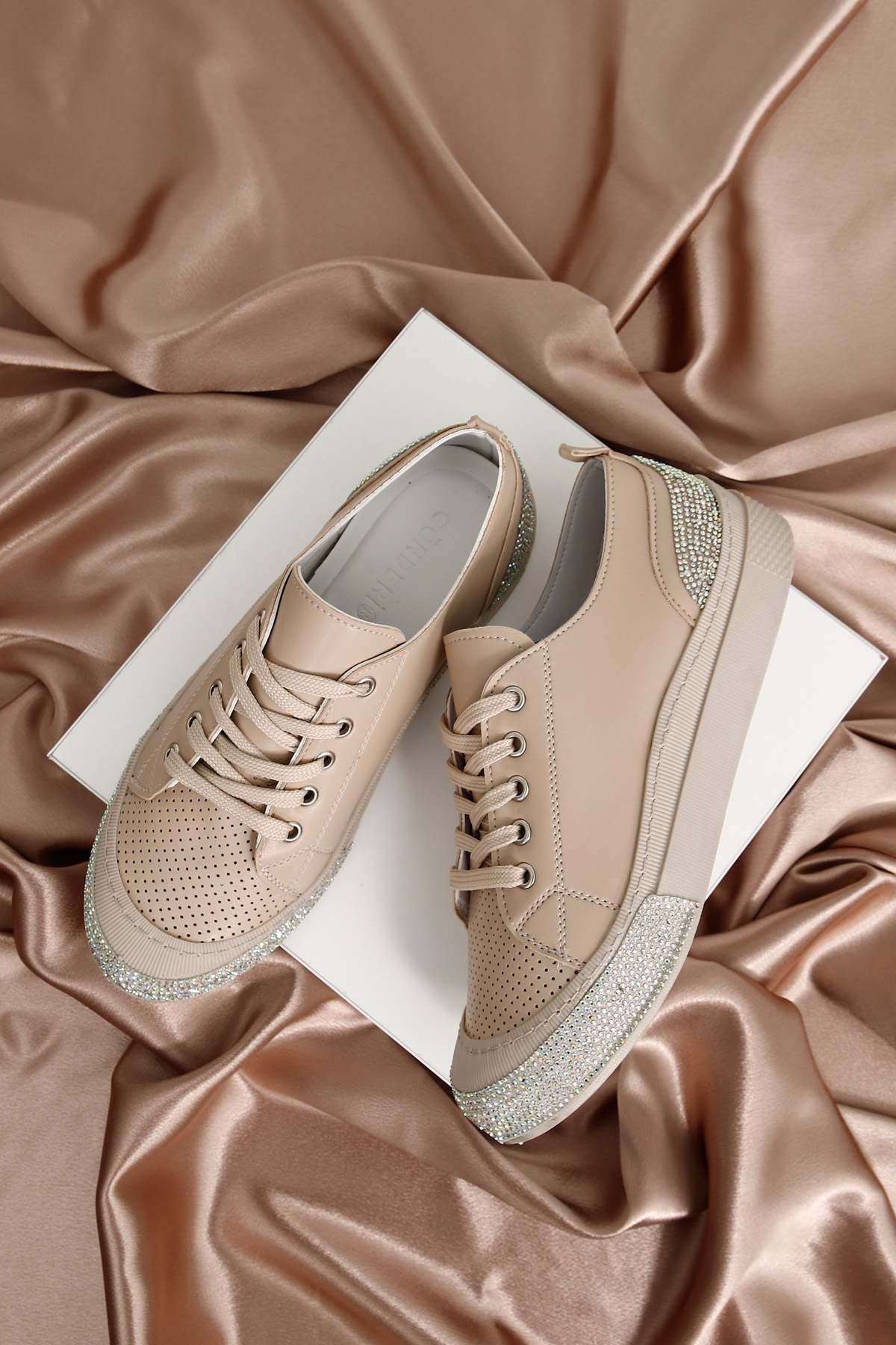 Gön Yuvarlak Burun Düz Taban Taşlı Kadın Sneaker 35320 - Gön Deri